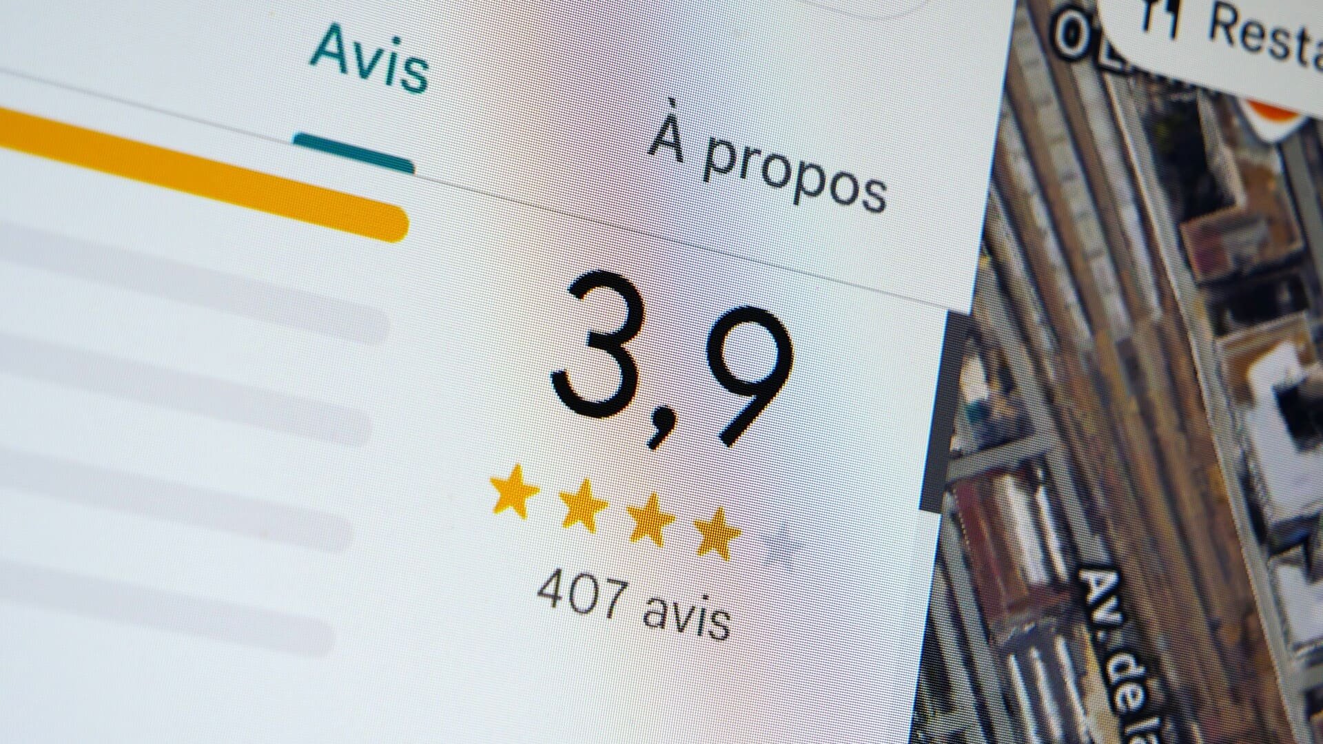 Les avis Google, consultés par des millions d'internautes avant tout achat ou prestation, pèsent lourd dans la réputation en ligne des entreprises. © Alexandre Boero / Clubic