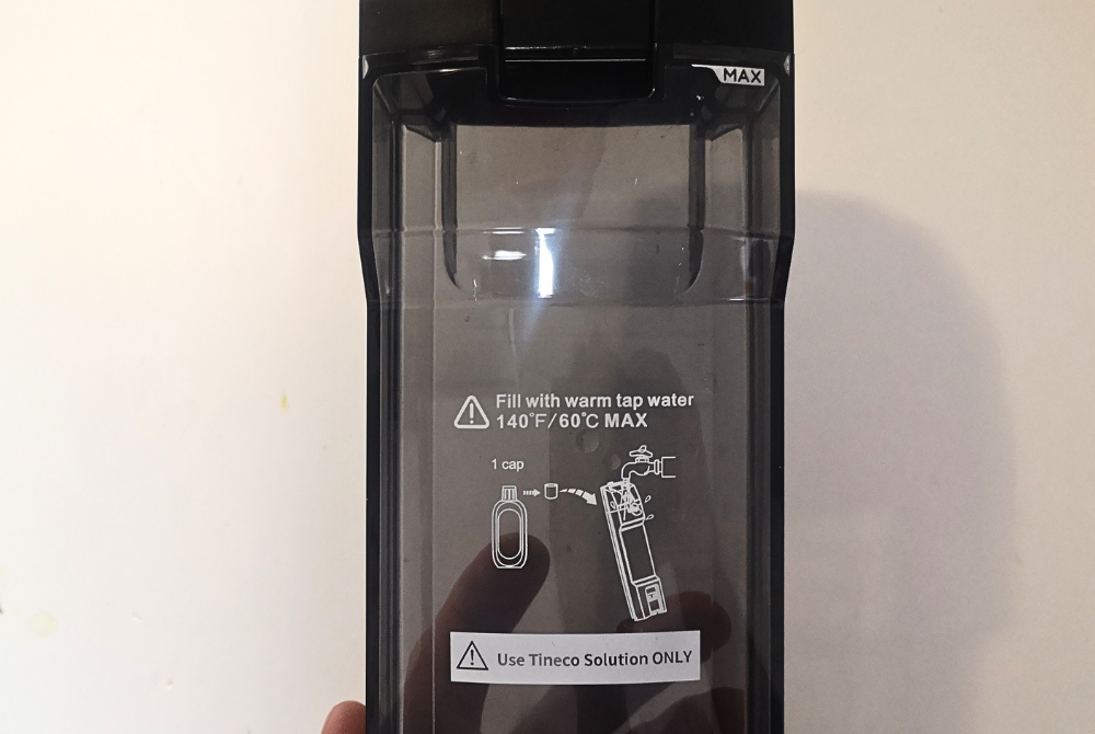 Sur ce réservoir Tineco, la quantité et le type de produit à mettre sont clairement indiqués © Clubic