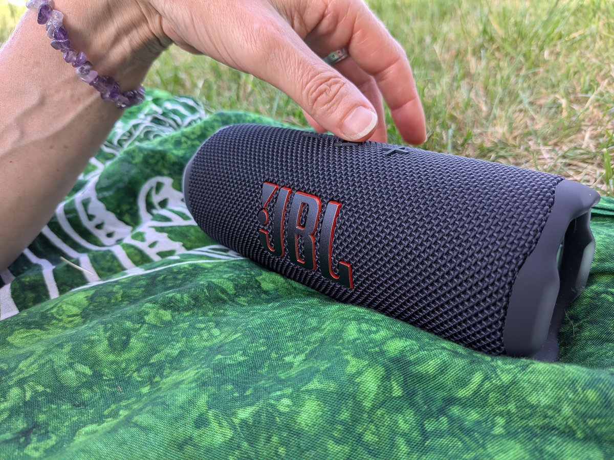 La JBL Flip 7 garde à peu près le même design que ses devancières. ©Nicolas Guyot pour Clubic