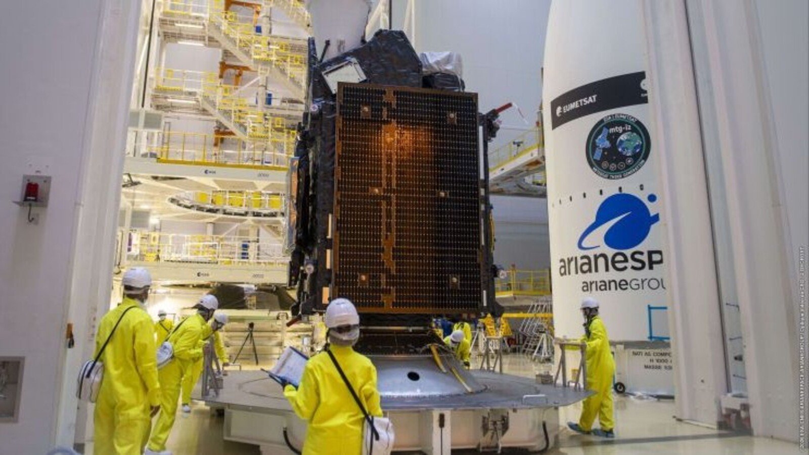 Le satellite MTG-I2 en préparation au Centre spatial guyanais, avant son encapsulation sous la coiffe d'Ariane 6, qui doit décoller jeudi. © ESA/CNES/Arianespace