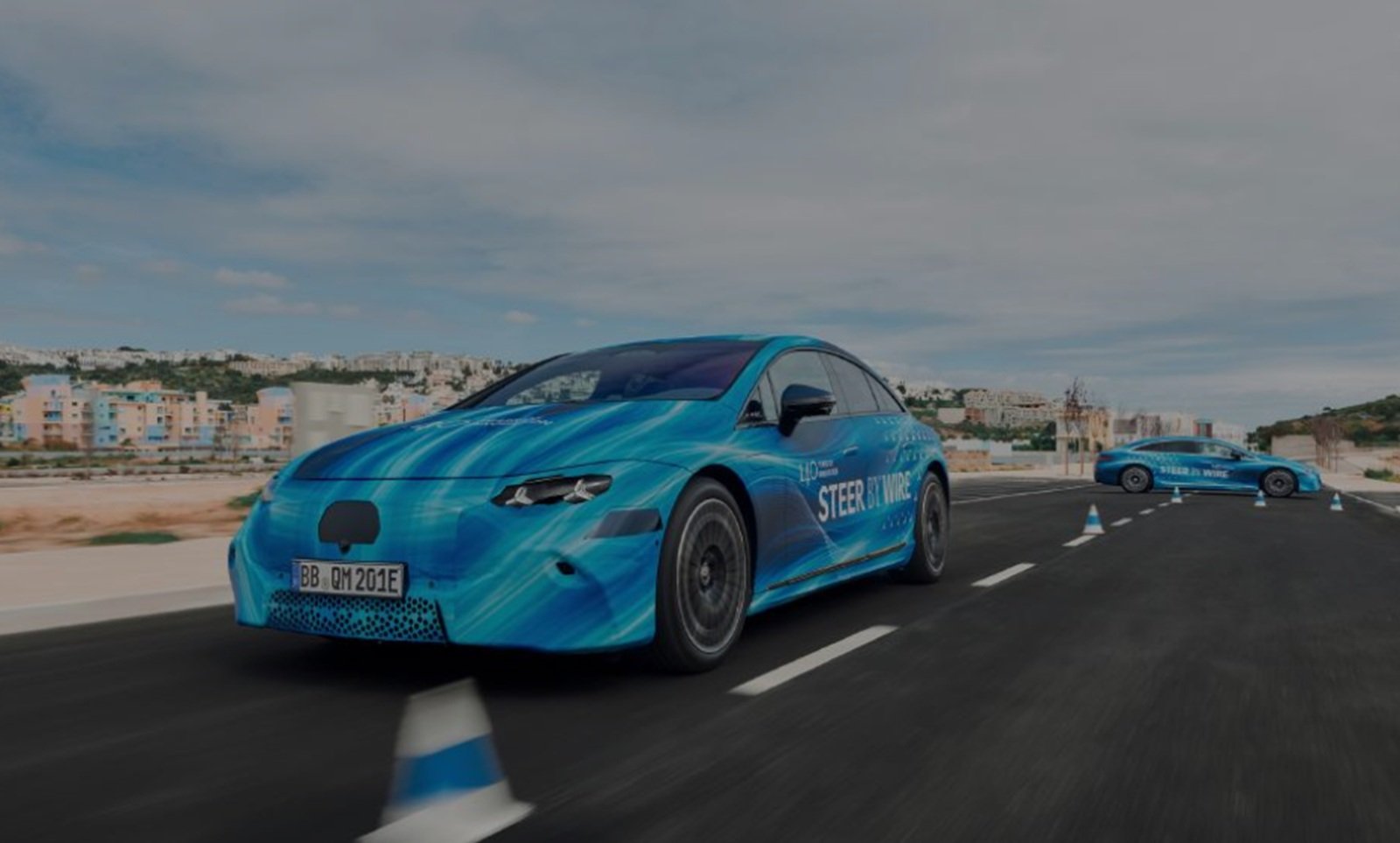 Sur l'EQS restylée, plus de liaison mécanique entre le volant et les roues, un yoke, système de commande de pilotage emprunté au monde aéronautique - ©Mercedes Benz USA