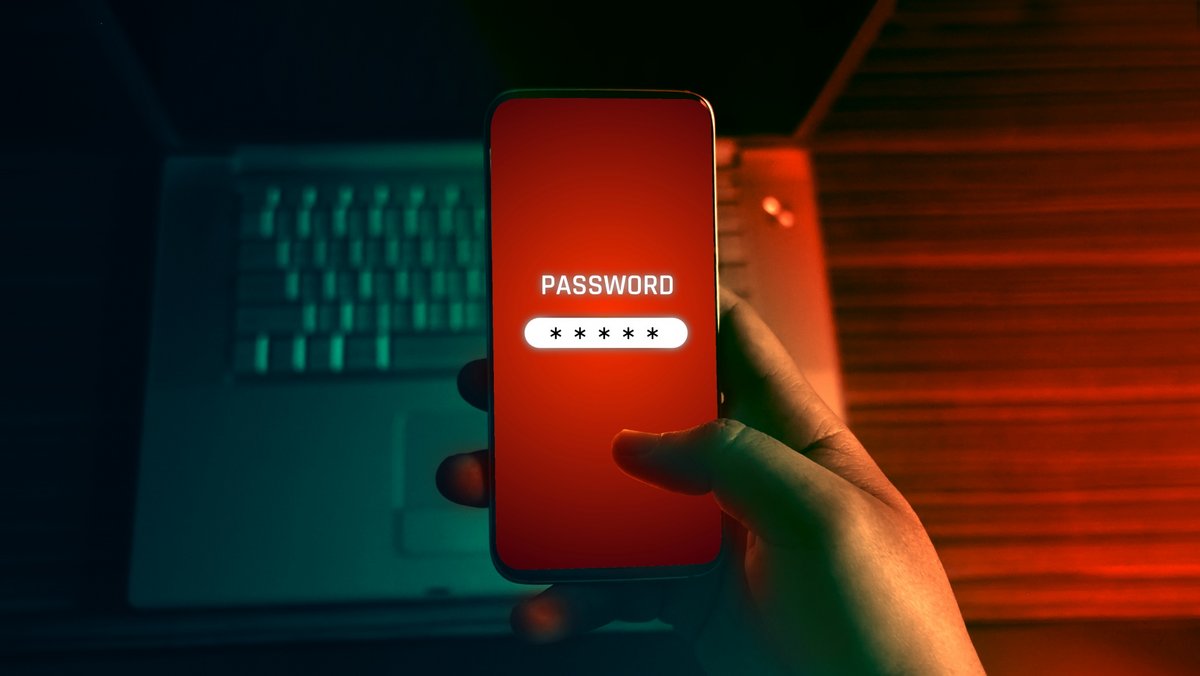 Derrière ces applis IPTV, un malware fouille vos notes pour voler vos mots de passe. © Suttipun / Shutterstock