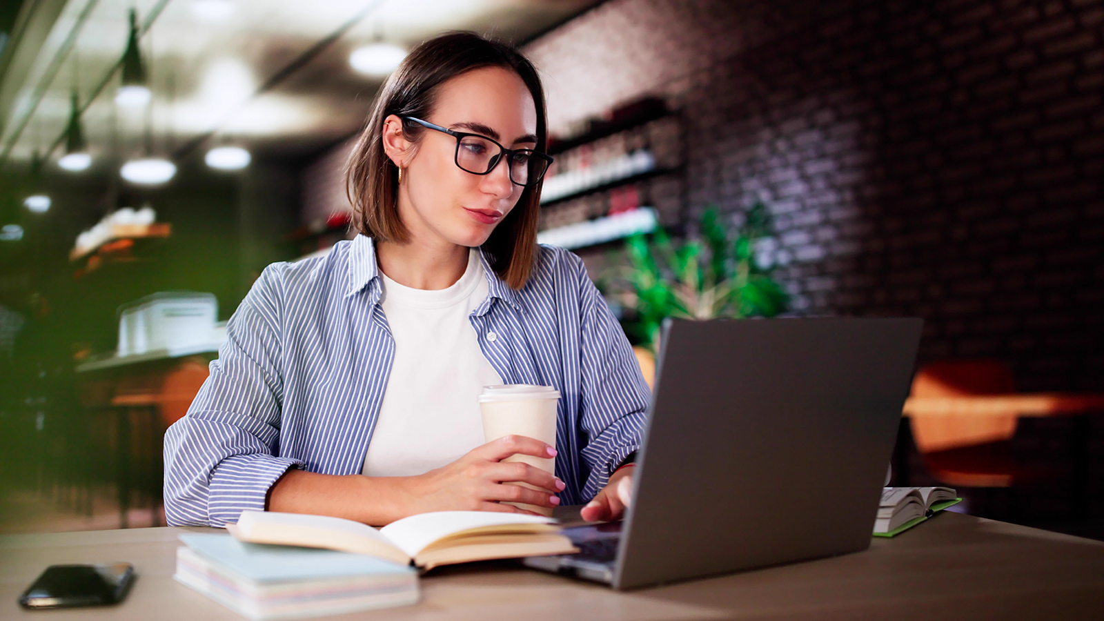 Le marché de la formation en ligne s'est structuré pour offrir des parcours certifiants à divers profils ©Shutterstock