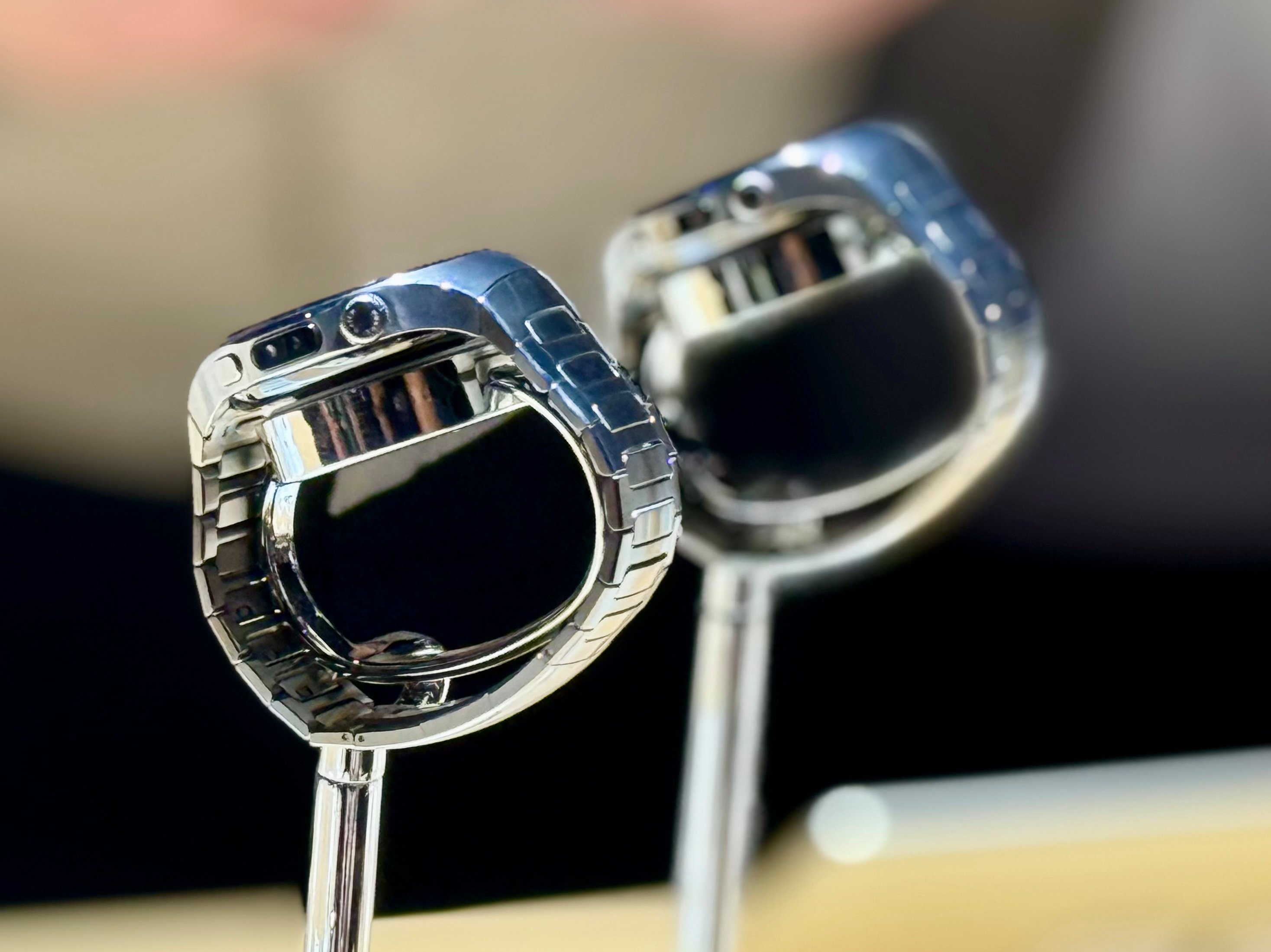 Sur le côté de la montre le capteur X-Tap © Mathieu Grumiaux pour Clubic