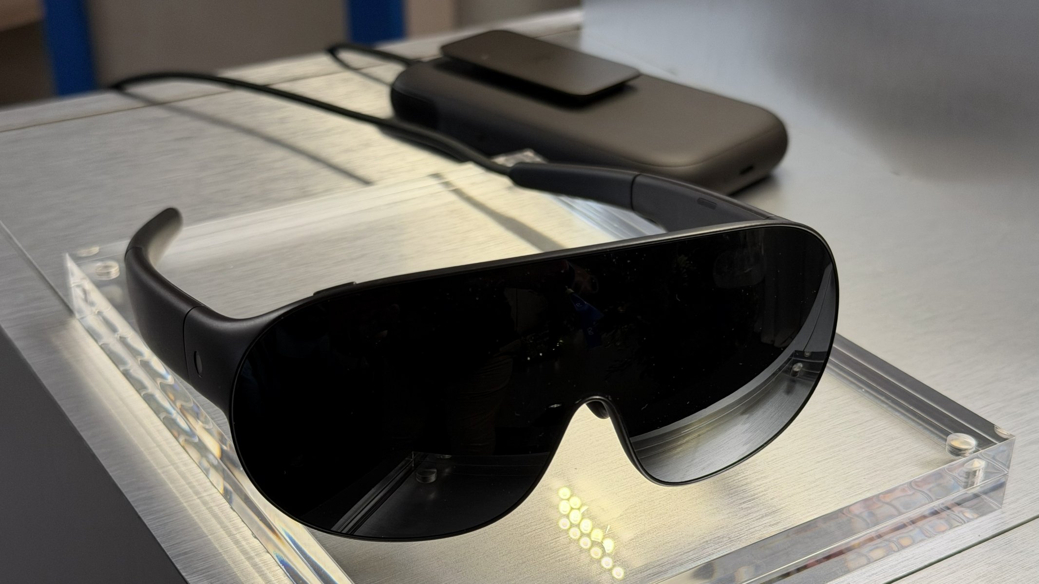 Les lunettes déportent calcul et batterie dans un boitier relié par un câble optique. © Colin Golberg