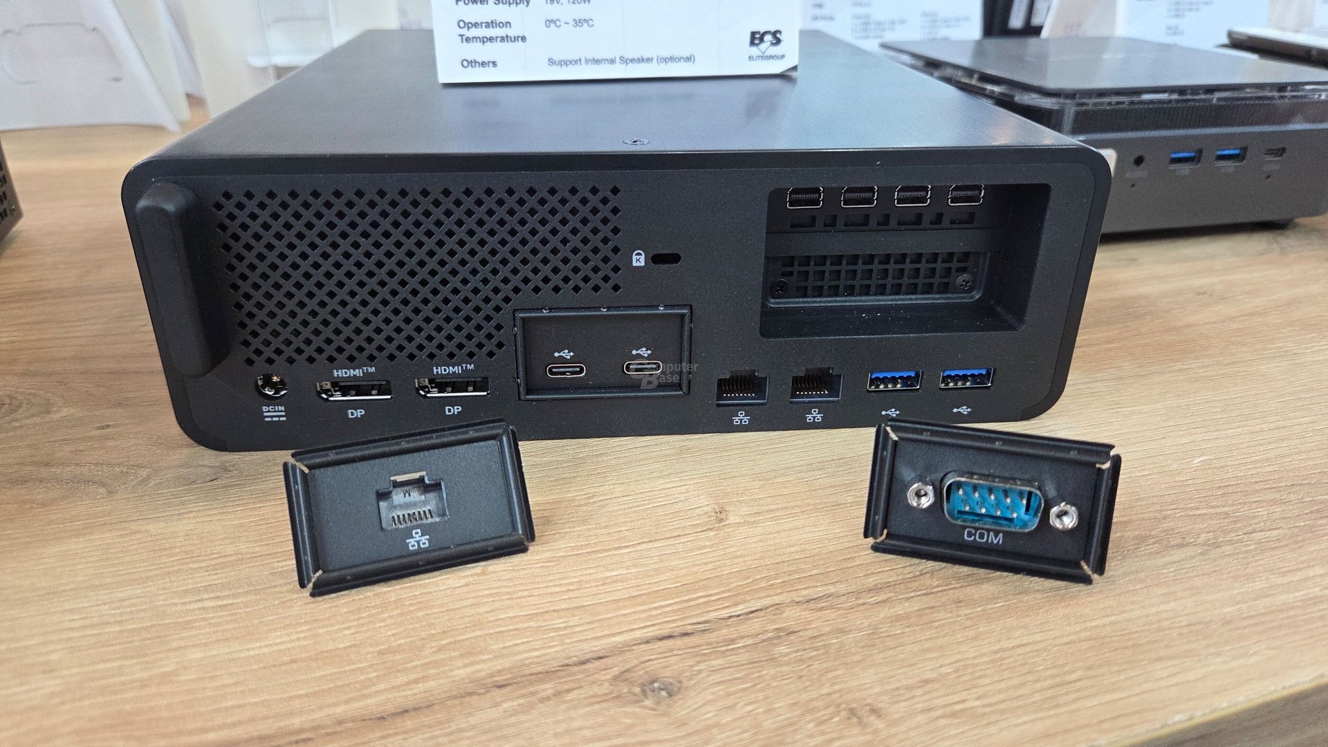 La connectique semble ajustable, mais le jack d'alimentation, on ne s'y fait pas. ©ComputerBase