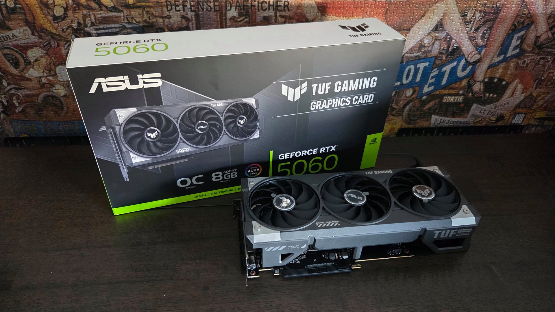 La carte graphique Asus TUF Gaming GeForce RTX 5060 OC à côté de sa boîte. ©Nerces