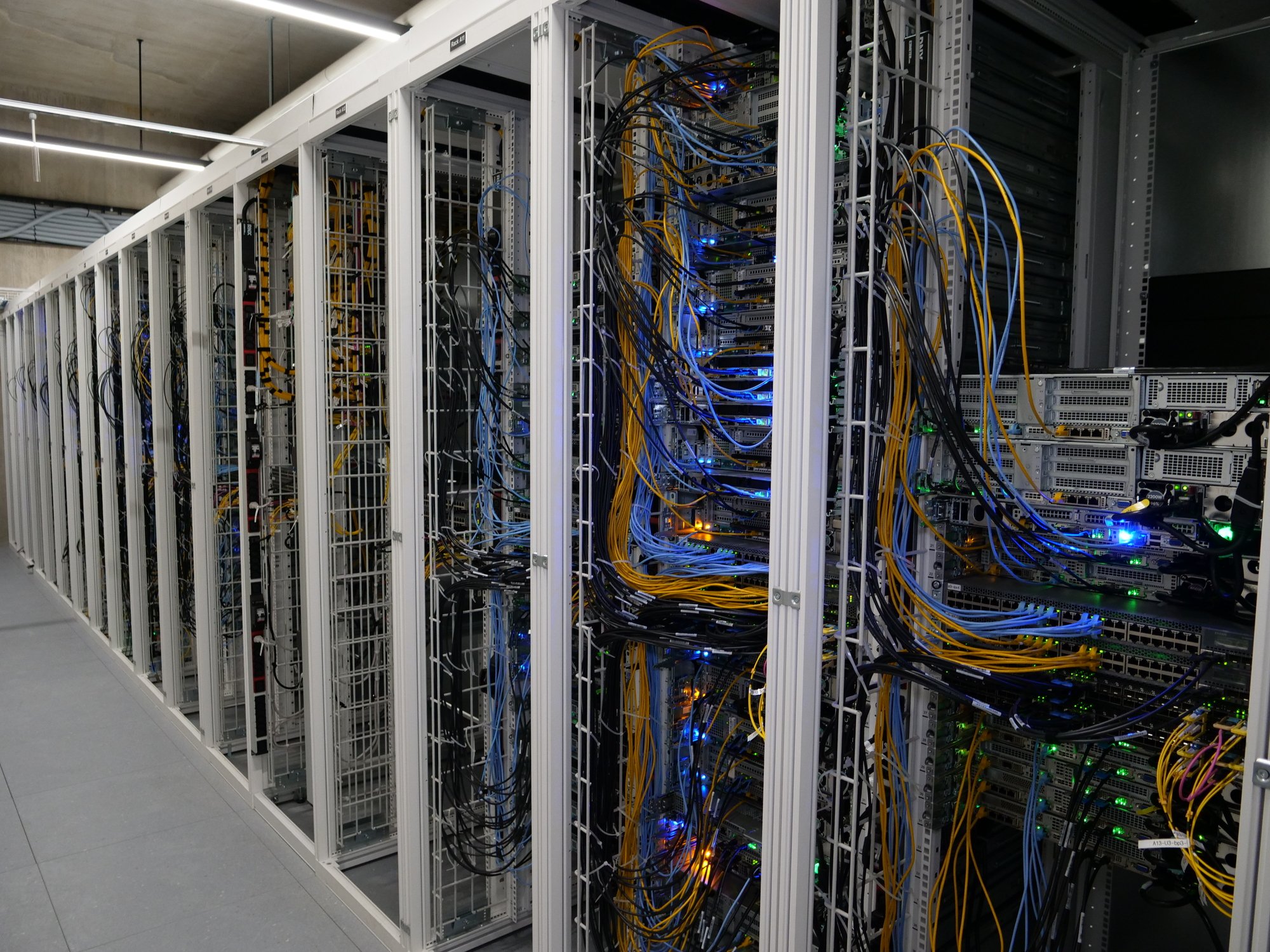 Nous voici dans une allée chaude d'un data center, l'un des centres de données d'Infomaniak à Genève © Alexandre Boero / Clubic