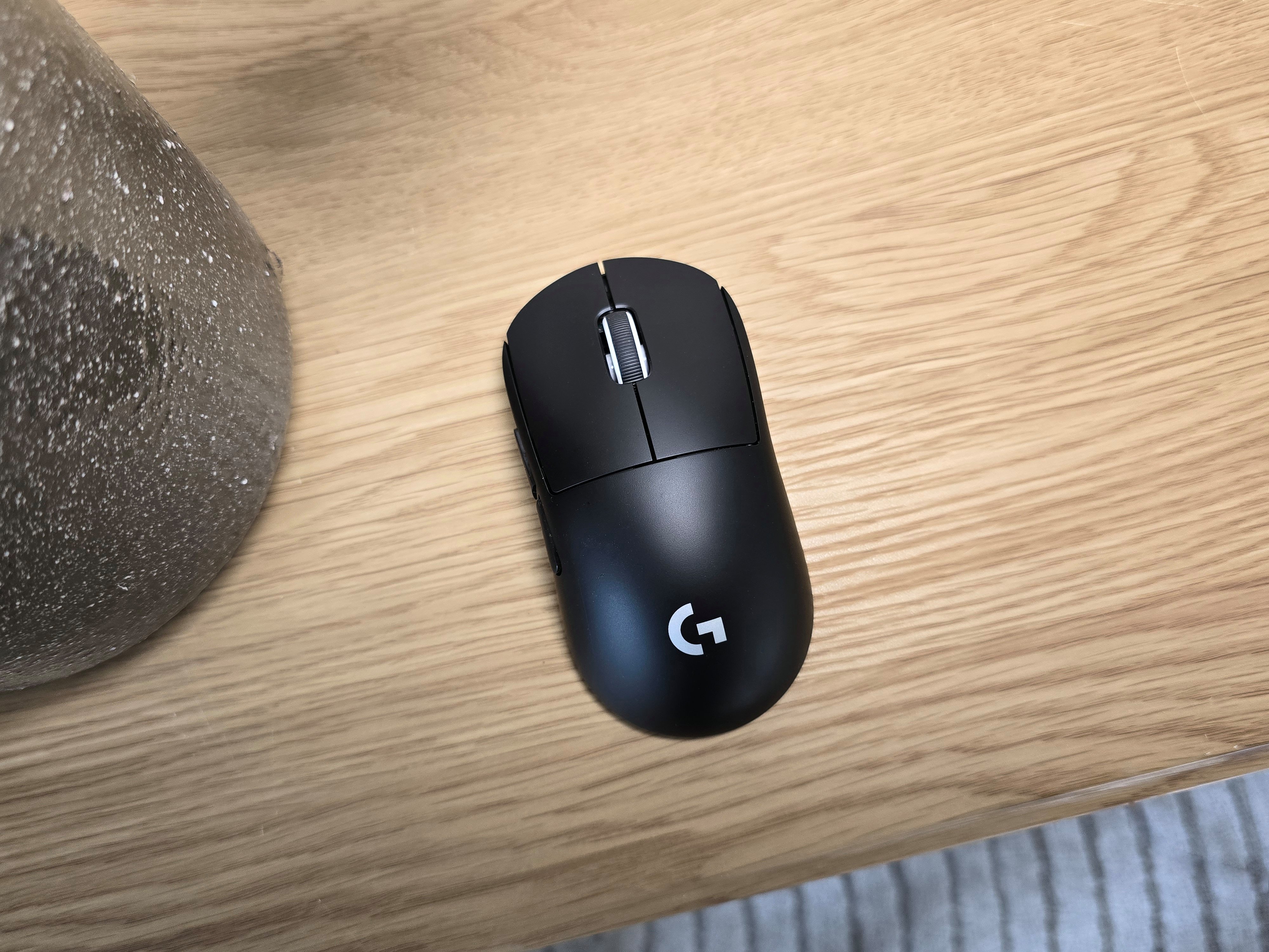 Logitech lance sa souris gaming la plus légère à ce jour avec la Superlight 2C. © Matthieu Legouge