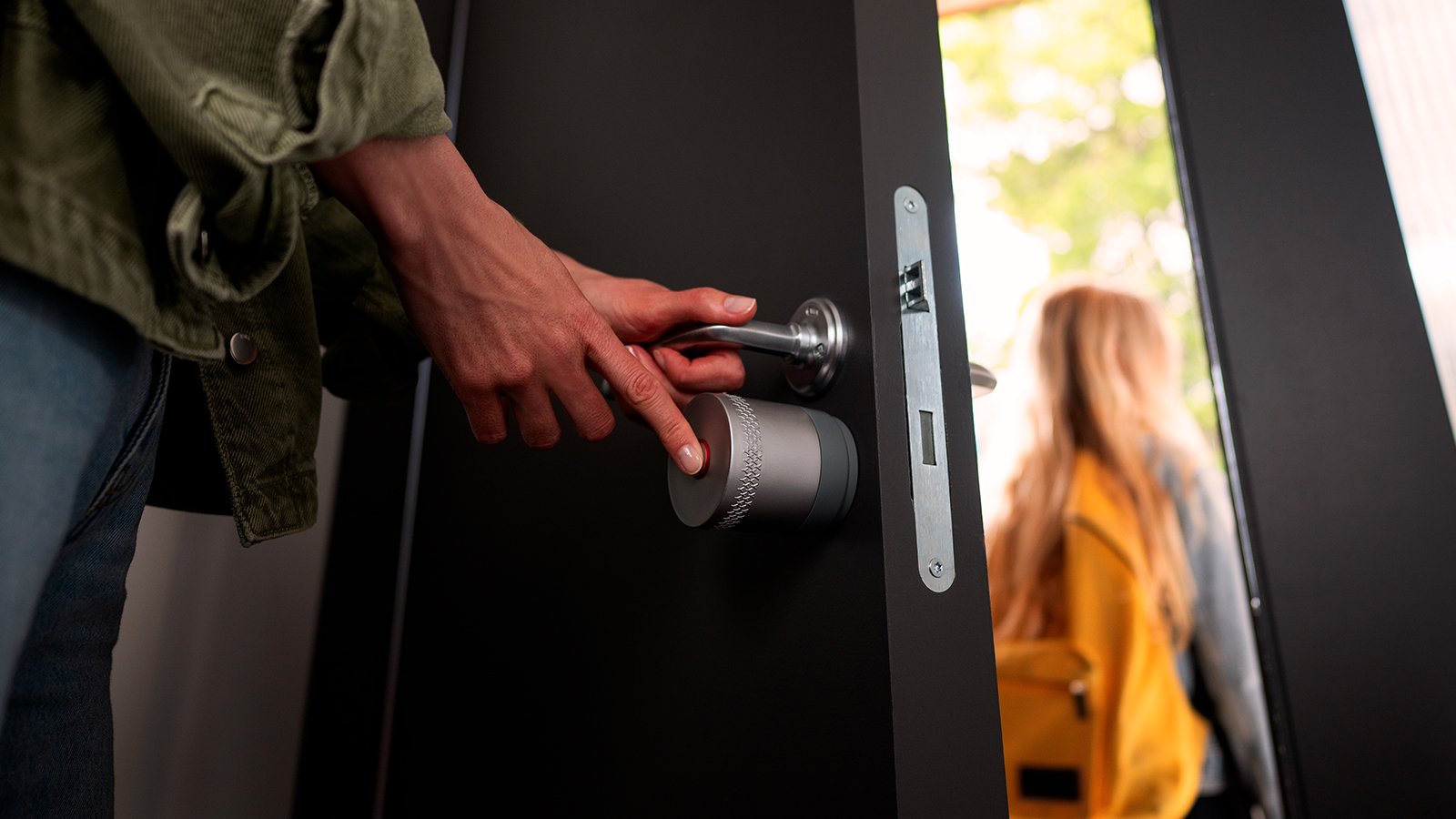 Avec son cryptage avancé et l’authentification à deux facteurs, la Linus® L2 Lite renforce la sécurité des accès dans les foyers connectés. ©Yale