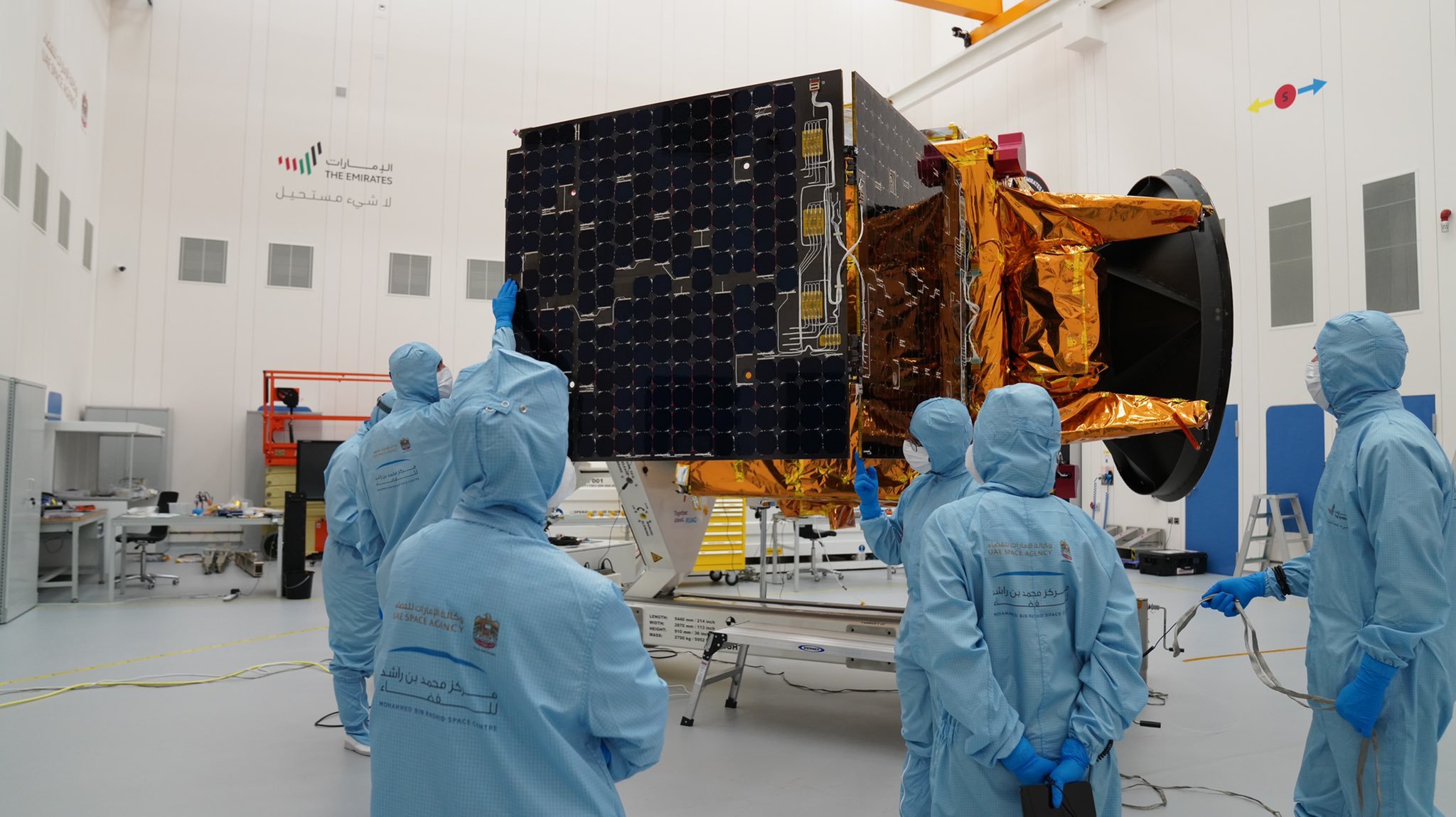 Lors d'un test de déploiement des panneaux solaires. Les équipes sont très attentives © UAE Space Agency