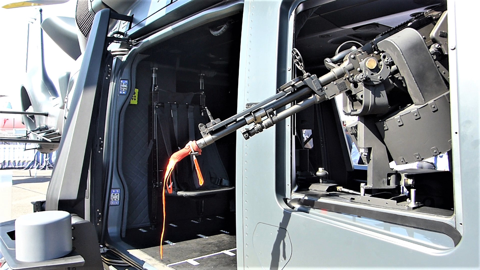 Une mitrailleuse installée sur un hélicoptère Guépard © Alexandre Boero / Clubic