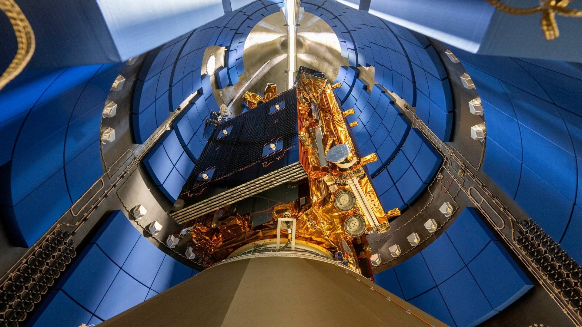 Dans les entrailles de la coiffe d'Ariane 6, avec le satellite MTG-12. © Arianespace / ArianeGroup