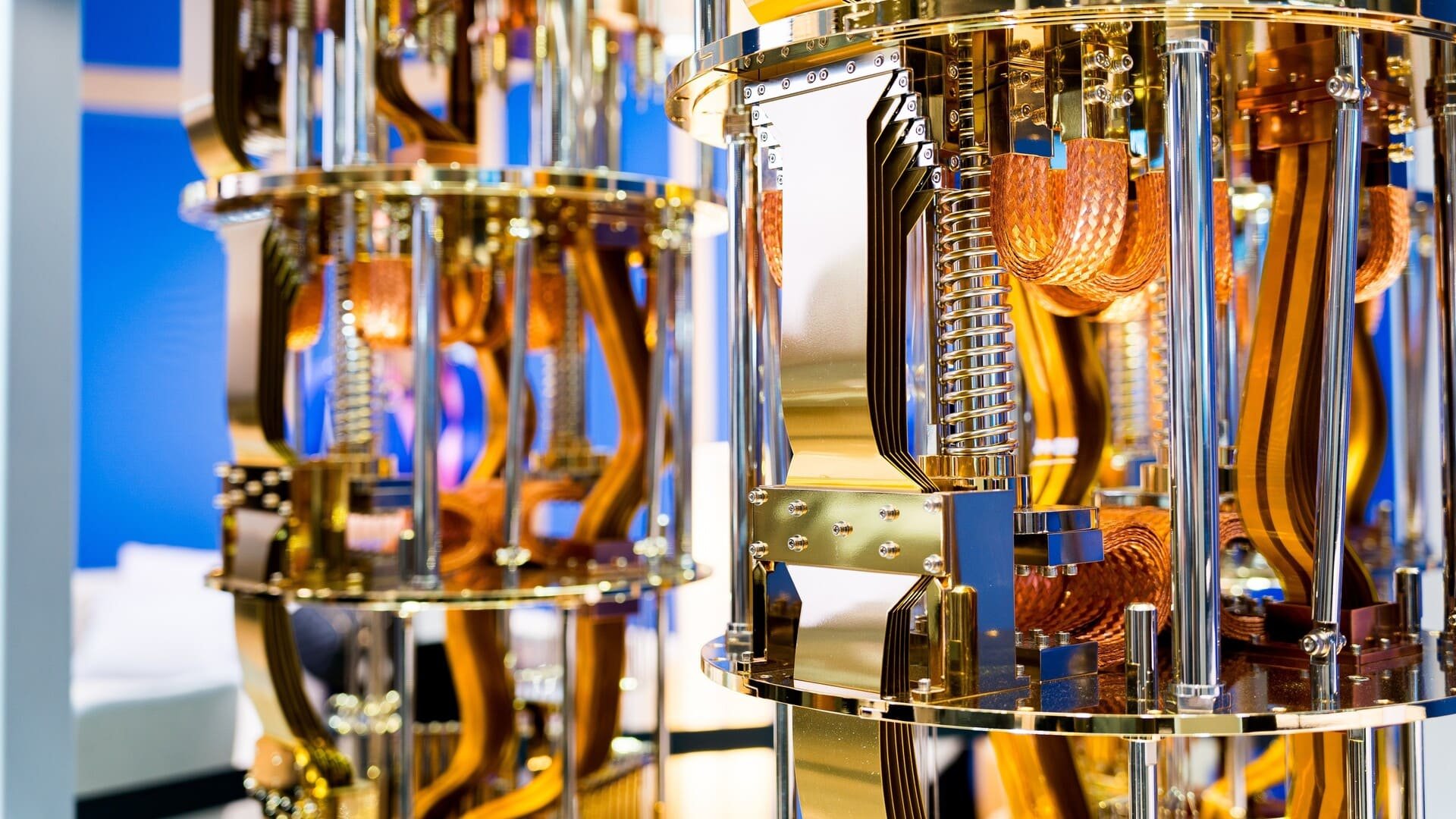 Le cœur d'un ordinateur quantique, ce fameux « chandelier » doré truffé de câbles supraconducteurs qui doit être refroidi à quelques millikelvins, soit plus froid que le vide spatial. La Cour des comptes estime qu'une machine de ce type pourrait présenter un avantage décisif sur l'informatique classique à partir d'une centaine de qubits. © davide bonaldo / Shutterstock