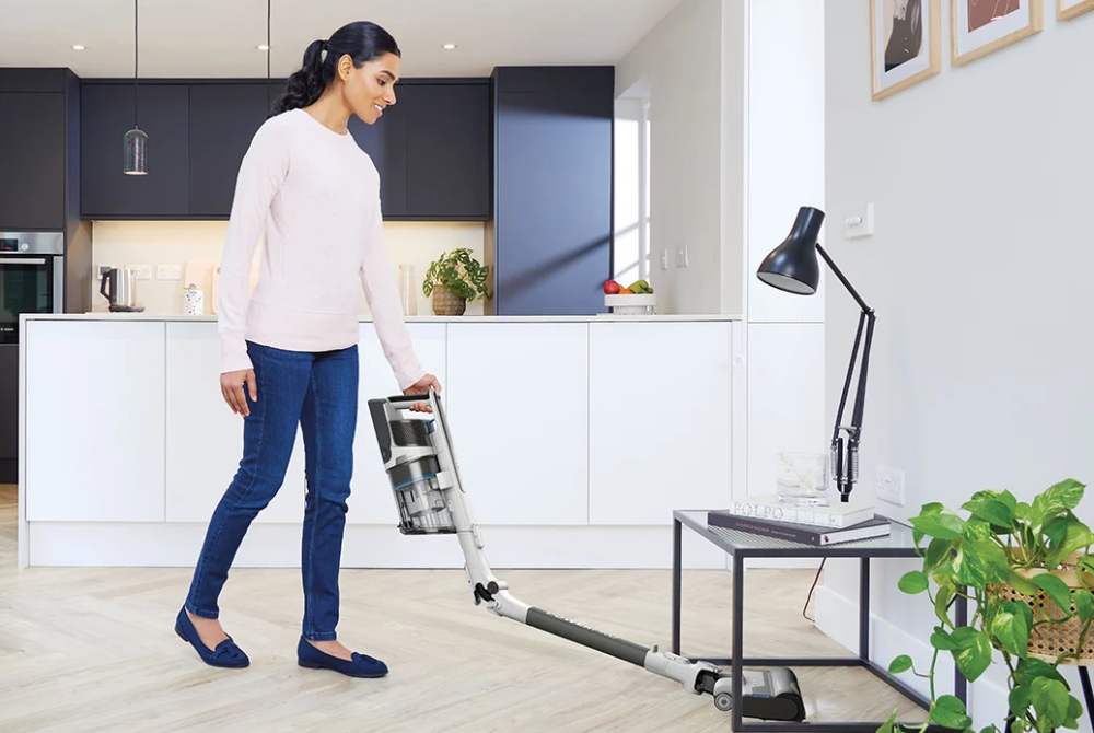 Un peu moins puissant que le Dyson V11, le PowerPro IZ380EU est tout aussi pratique © Shark