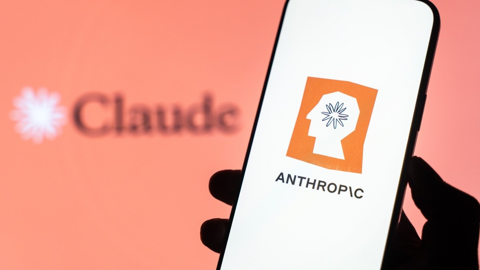 Anthropic montre comment une IA peut désormais améliorer d'autres IA - ©Stockinq / Shutterstock
