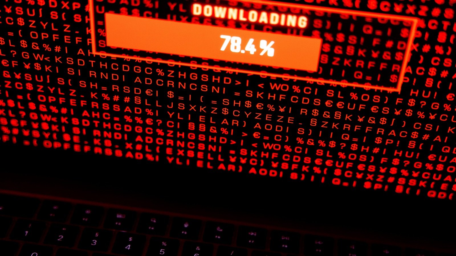 Konstantin Isakov et Pavel Cheremushkin, chercheurs de l'équipe GReAT de Kaspersky, ont analysé la campagne MovieReaper, dont l'appât est aussi le film de Christopher Nolan. En lançant le fichier téléchargé, la victime donne aux attaquants un accès à ses documents - ©Westlight / Shutterstock