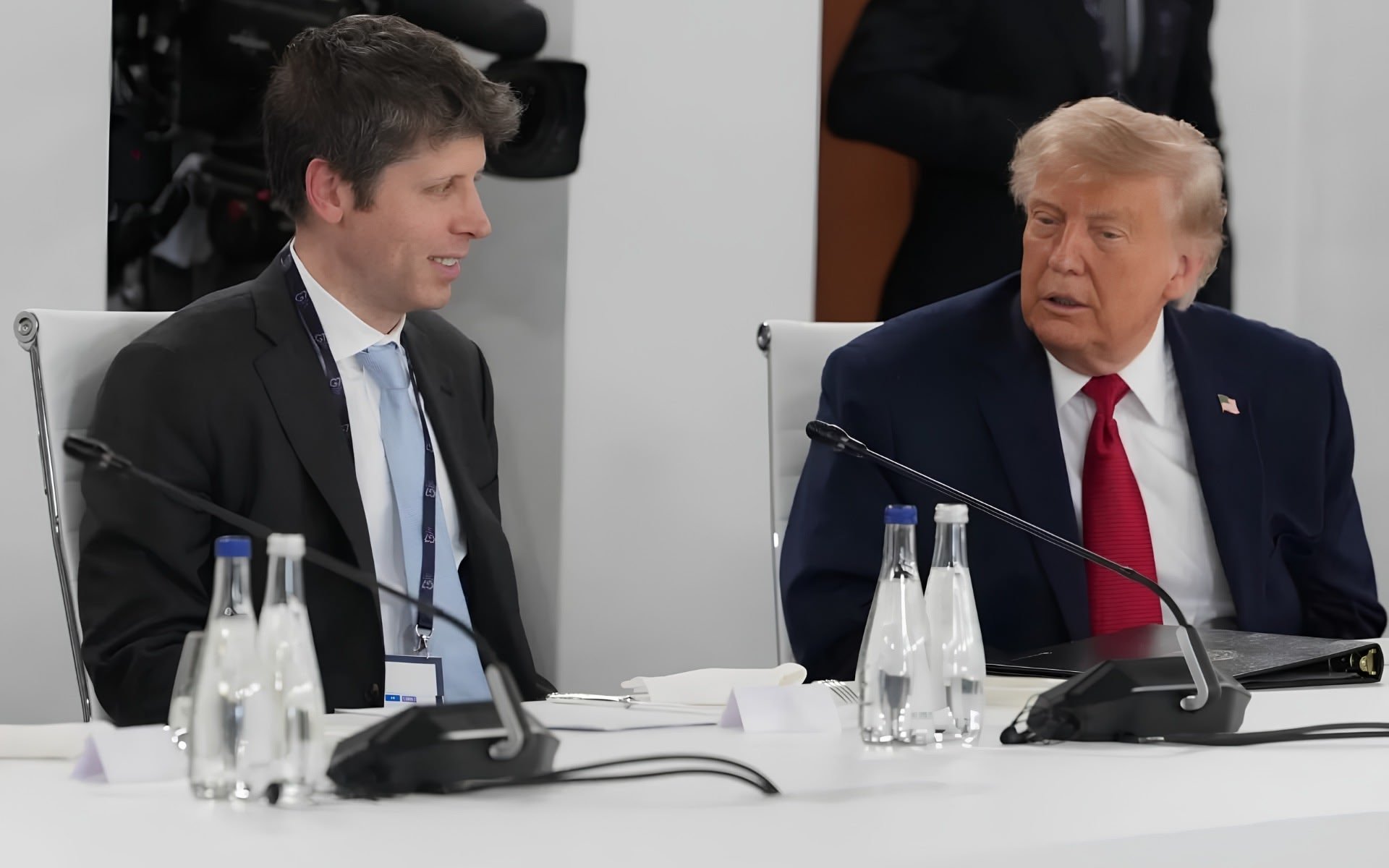 Donald Trump et Sam Altman, P.-D.G. d'OpenAI, au sommet G7 à Évian en juin dernier. © Ludovic MARIN / AFP