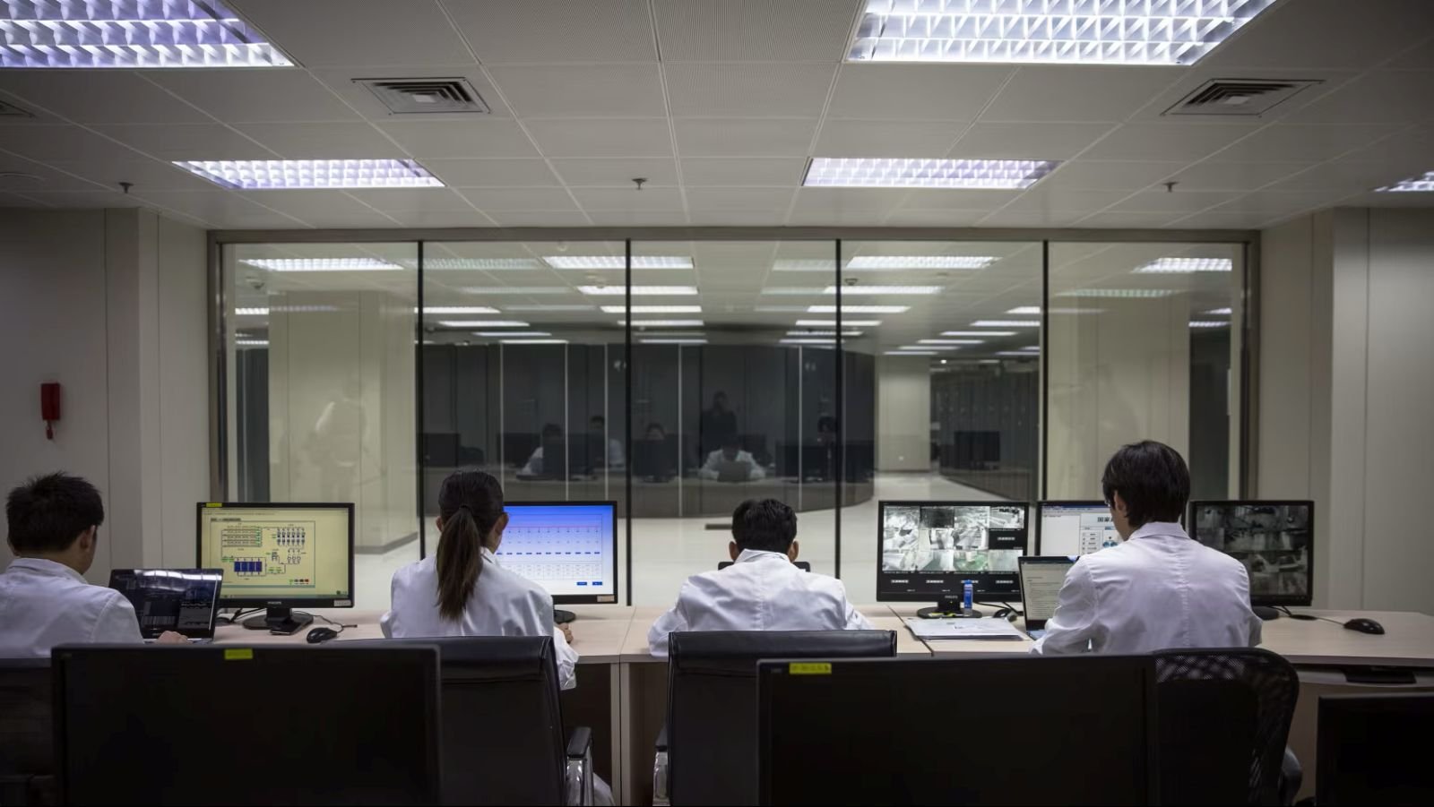 Des employés travaillent devant des supercalculateurs au Centre national de supercalculateurs de Jinan, en Chine, le 17 octobre 2018 - ©Roman Pilipey/EPA-EFE / Shutterstock
