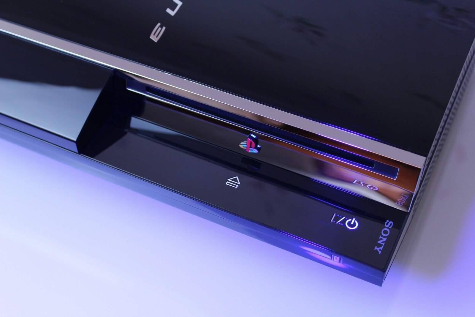 Vous voyez ce lecteur de disques ? Profitez-en : il devrait bientôt disparaître des consoles PlayStation. © Nikita Kostrykin / Unsplash