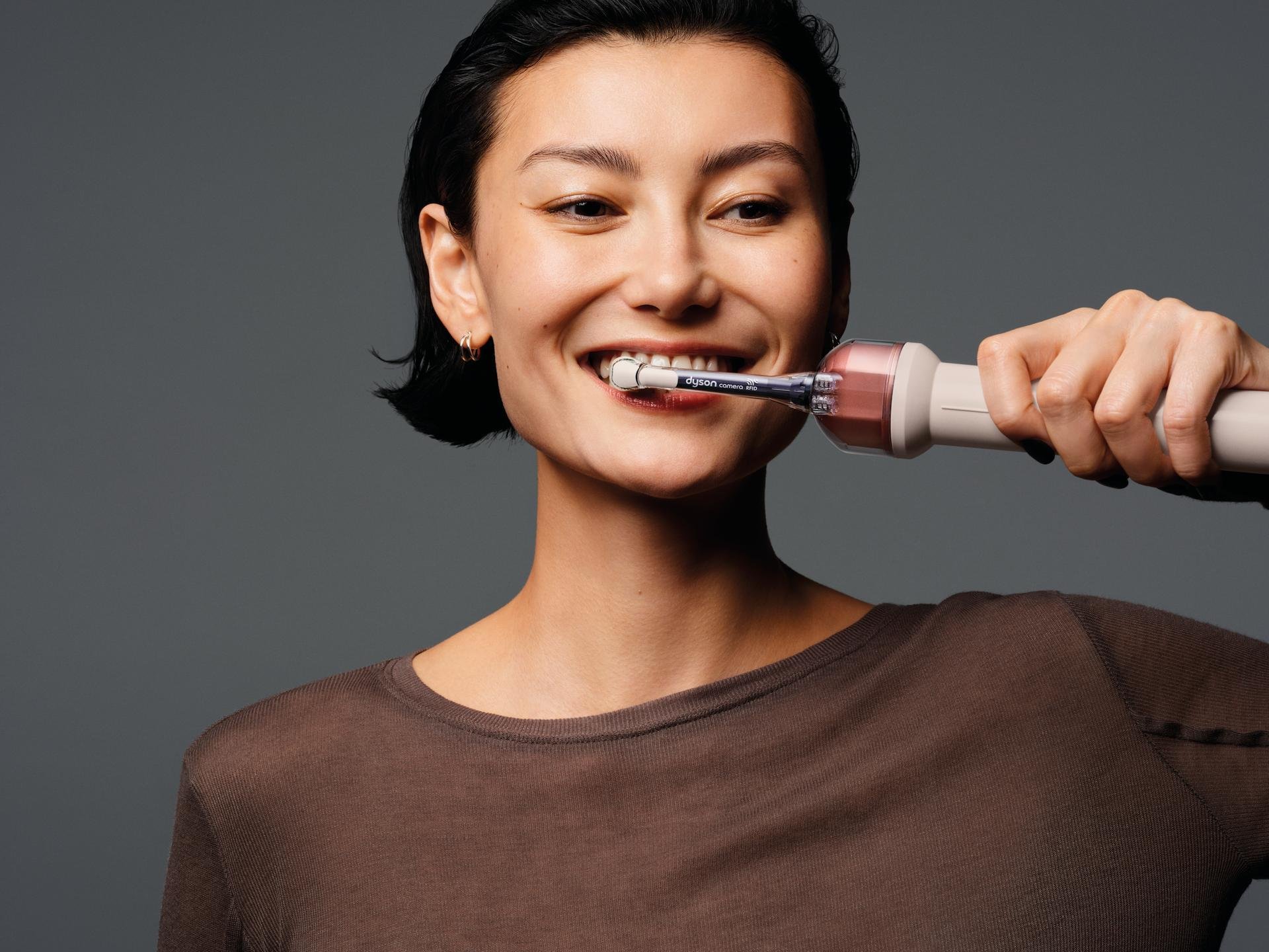 La première brosse à dents qui filme votre bouche pour traquer la plaque dentaire ©Dyson