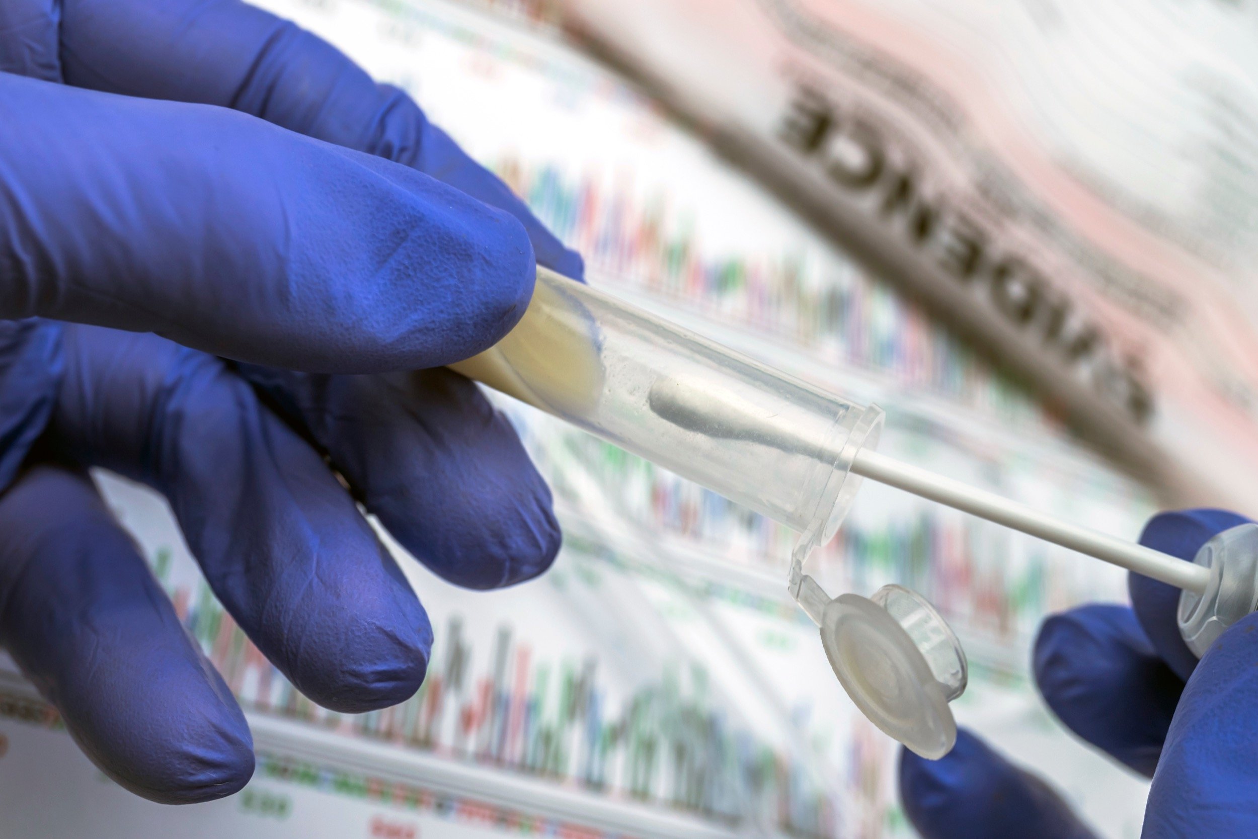 La généalogie génétique d’investigation permet d’élargir les recherches lorsqu’une identification directe échoue, en exploitant des correspondances ADN partielles. © digicomphoto / Shutterstock