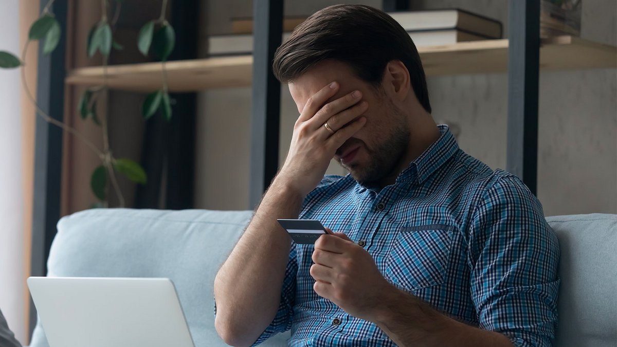 Un simple appel suffit à surprendre la victime, qui peut croire à tort qu’elle parle à un agent du fisc et céder sous la pression. ©Shutterstock