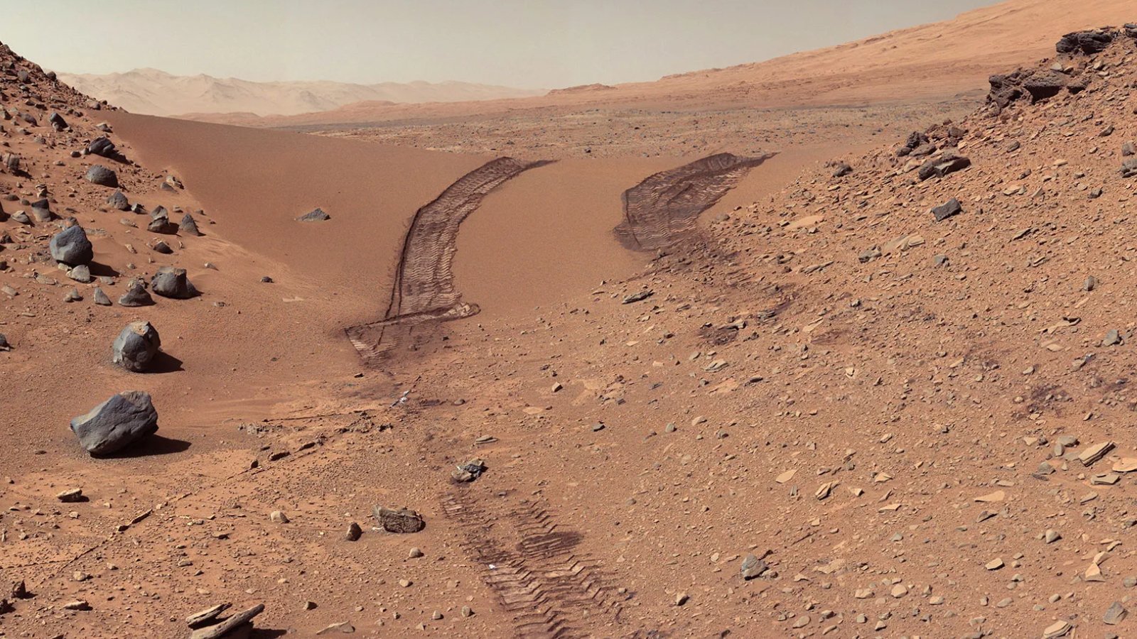 Les traces d'un rover sur Mars. ©NASA