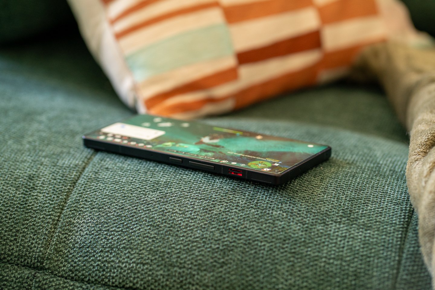 La bouche de ventilation du smartphone empêche l'étanchéité. ©Pierre Crochart pour Clubic.com
