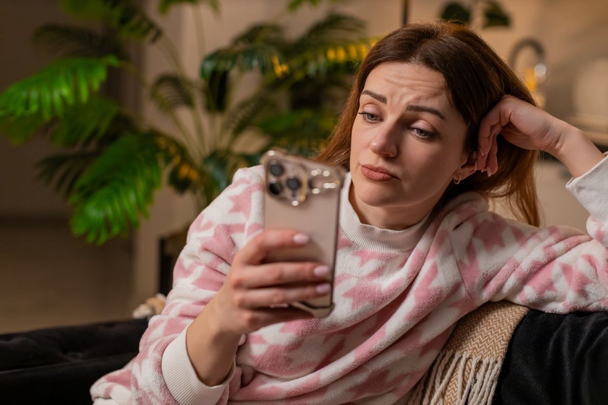 Près de la moitié des personnes exposées déclarent une lassitude face au flux d'actualités, souvent associée à un comportement de doomscrolling - ©Andrii Iemelianenko / Shutterstock