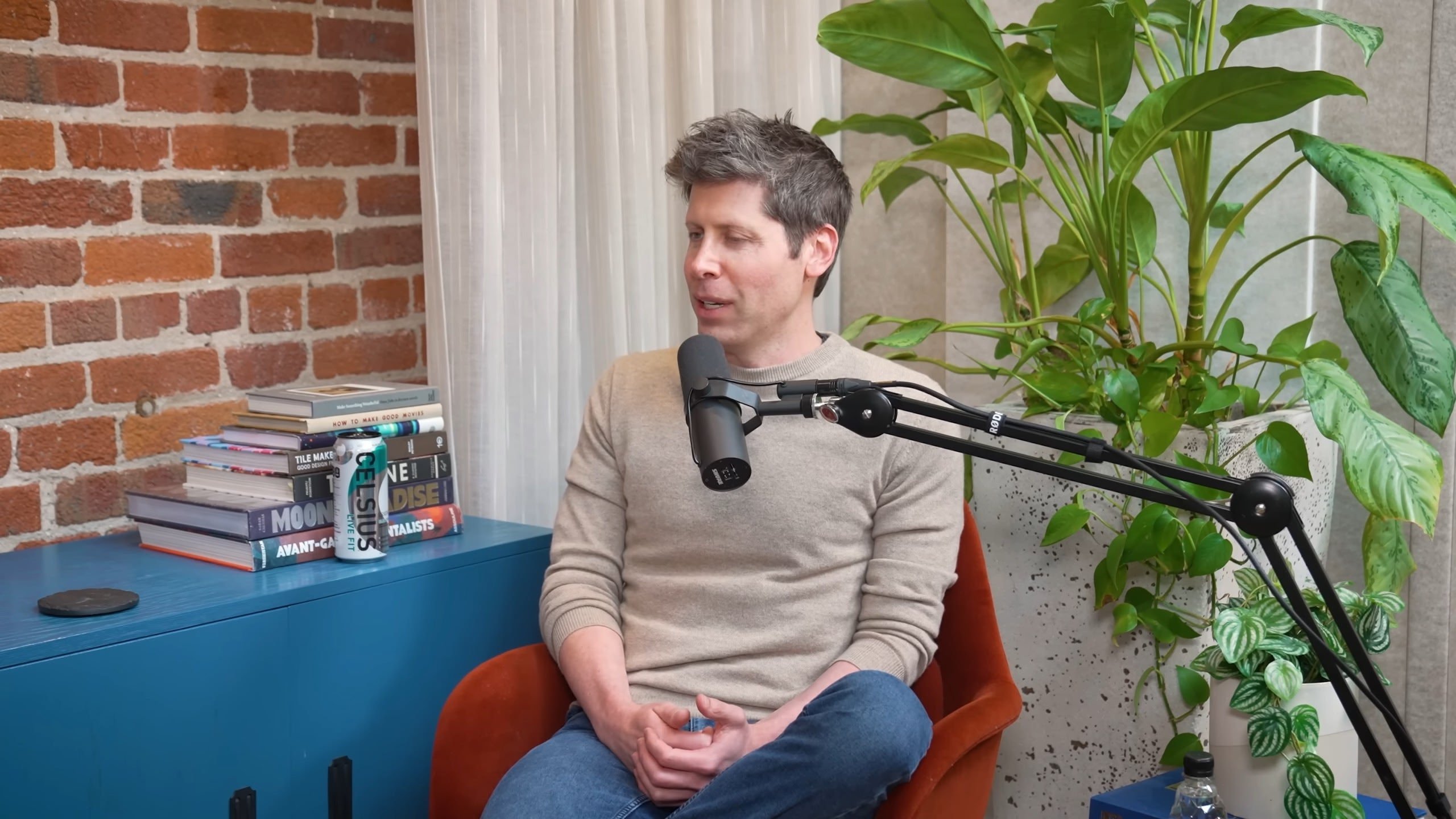 Au micro chez un éminent podcasteur américain, Sam Altman s'est exprimé sur le prochain modèle d'OpenAI. © Theo Von