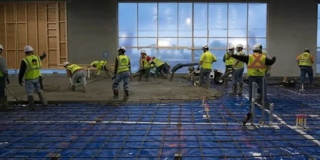 L’une des premières applications concrètes de ce béton “magique” a vu le jour à Rosemount, dans le Minnesota. Le nouveau data center de Meta y bénéficie déjà de cette innovation, aux performances validées en laboratoire comme sur le terrain. © Meta