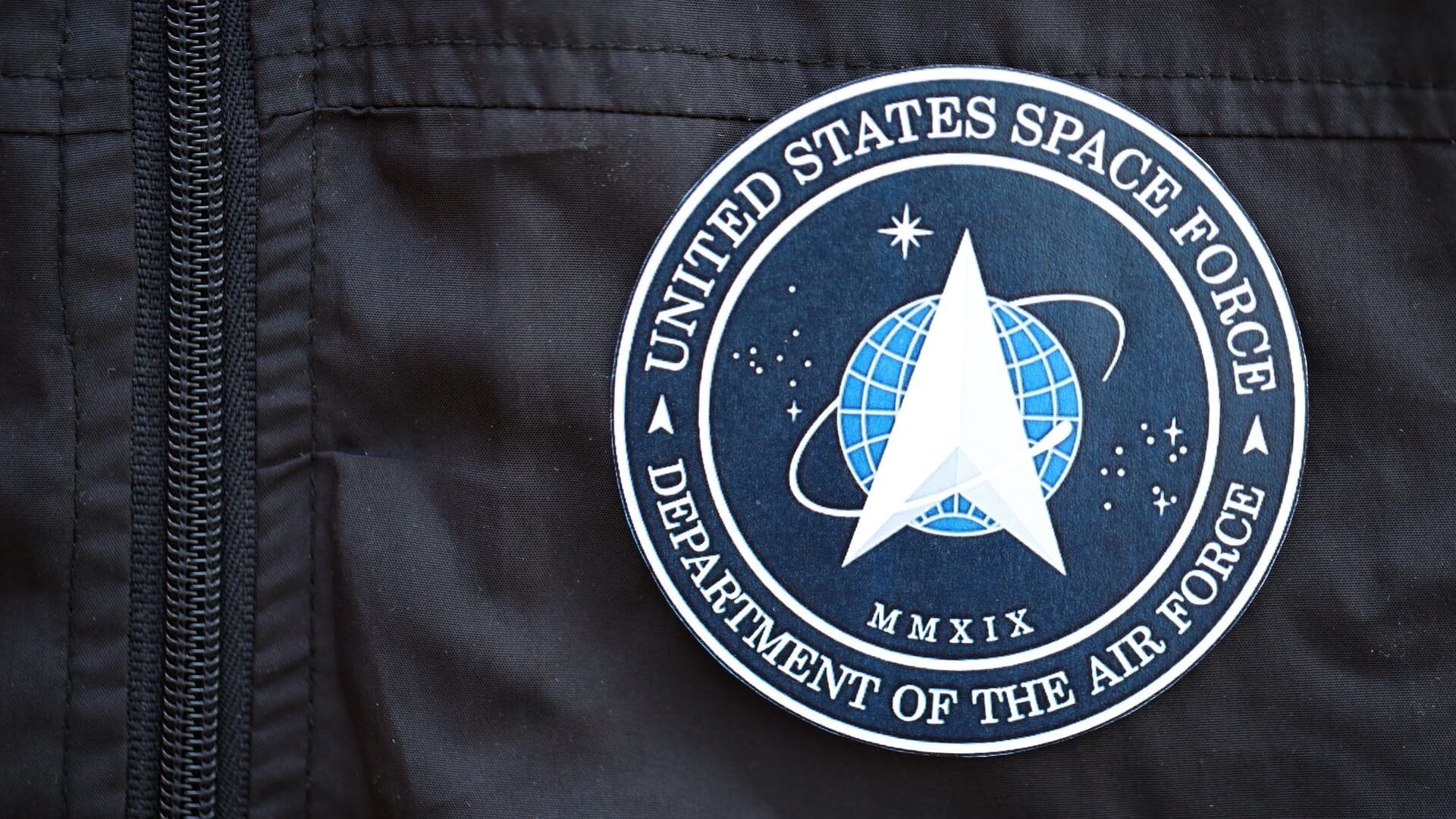L'écusson de l'US Space Force, la branche militaire américaine dédiée à l'espace, placée sous l'autorité du secrétaire de l'Air Force Troy Meink. © Mehaniq / Shutterstock
