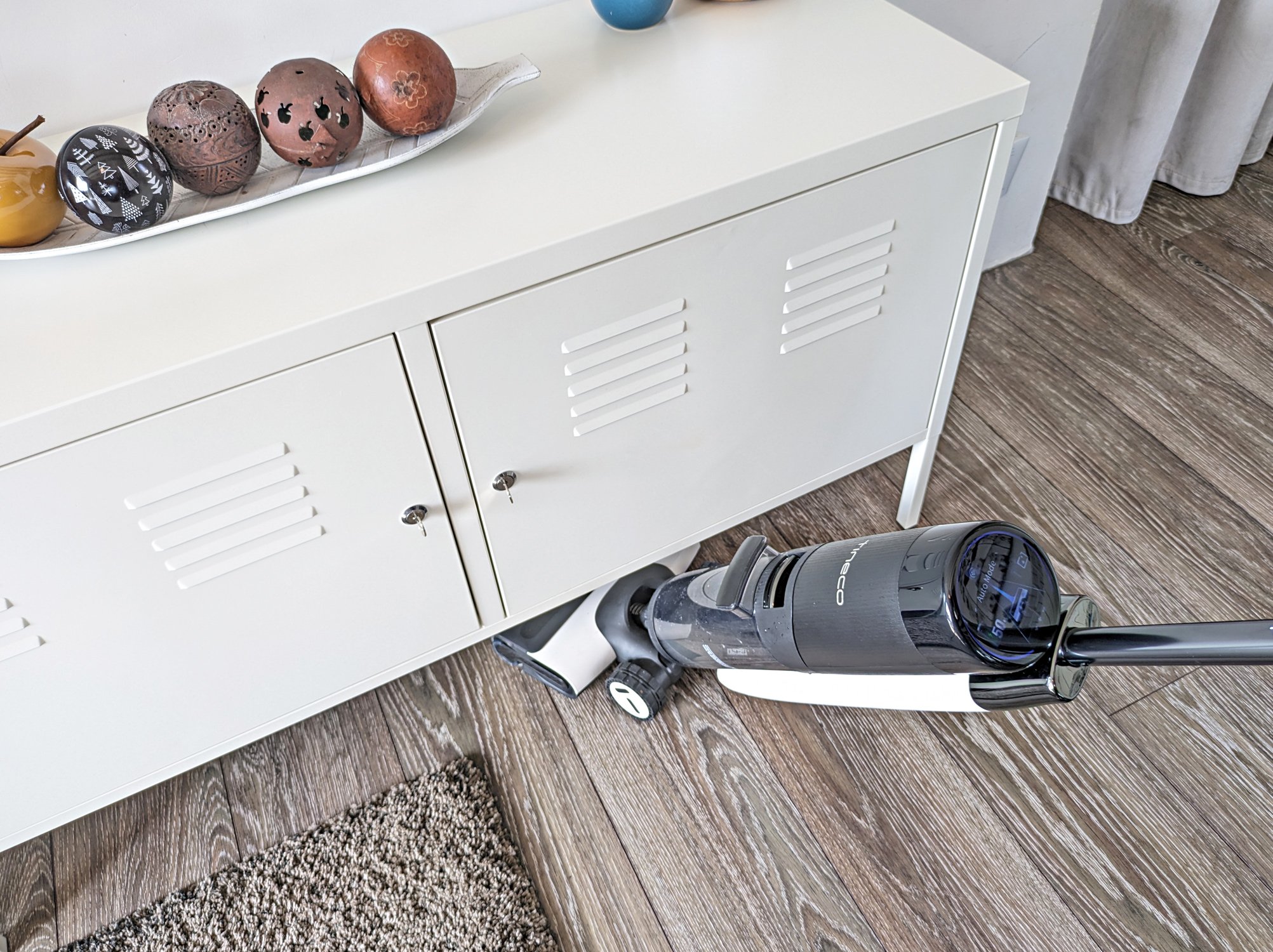 Le Tineco Floor One S7 Pro peut passer sous les meubles avec sa tête relativement plate. © Clubic
