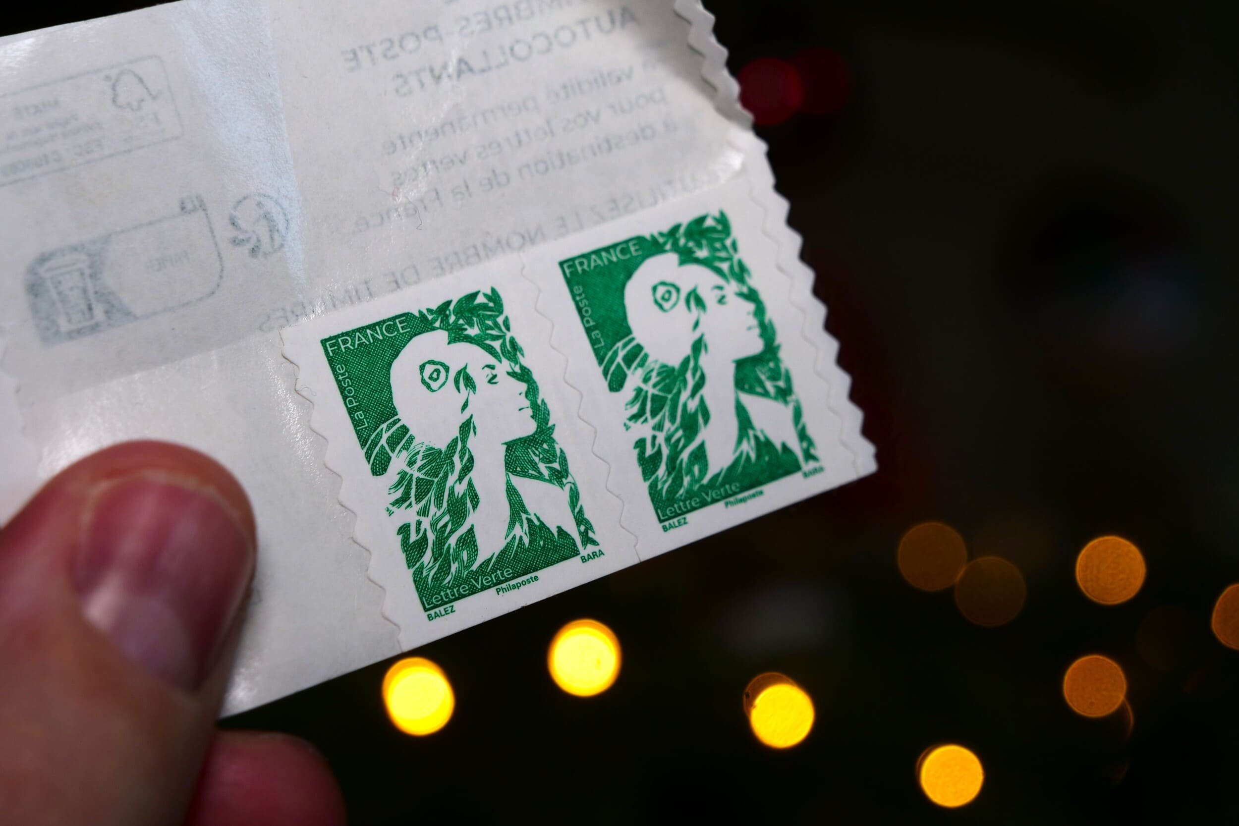 Envoyer des lettres en version papier coûte de plus en plus cher chaque année. © Alexandre Boero / Clubic