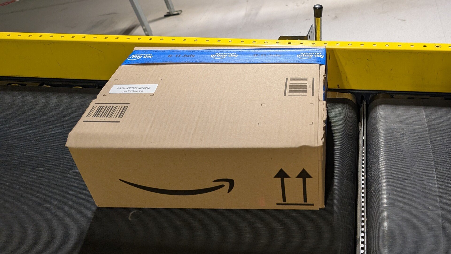 Un colis Amazon sur un tapis roulant de tri. En vingt ans, Expédié par Amazon a livré plus de 80 milliards d'articles pour le compte des vendeurs tiers. © Alexandre Boero / Clubic