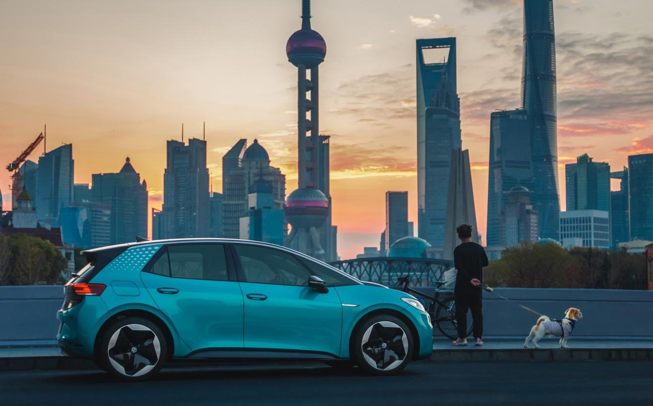 Une voiture électrique garée à Shanghai © Shutterstock