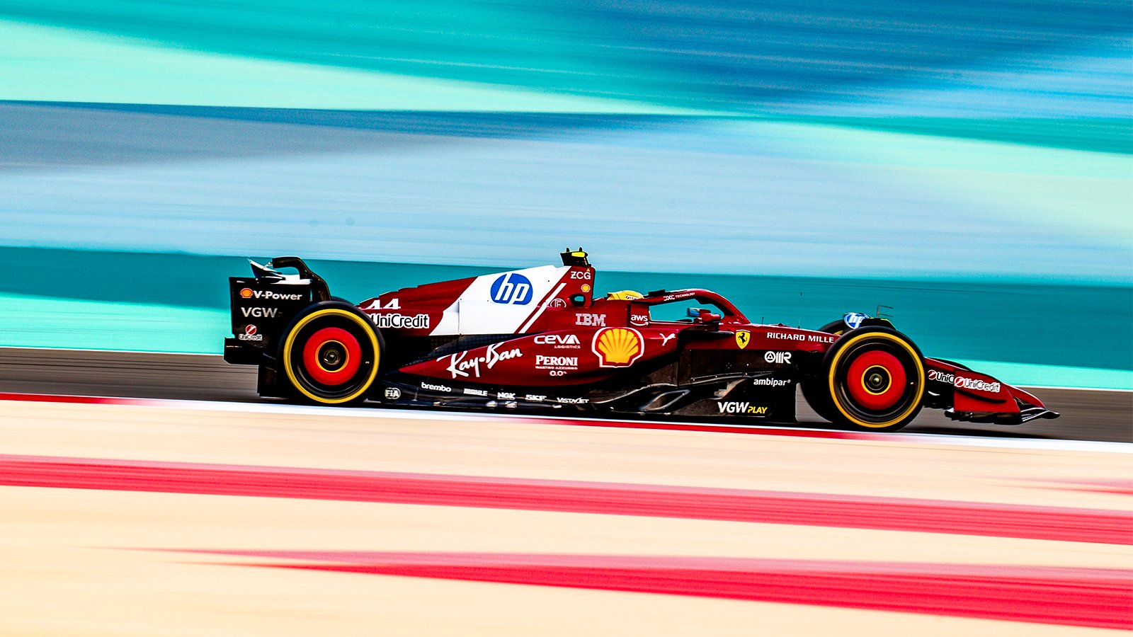 Lewis Hamilton sous ses nouvelles couleurs sur le circuit de Bahrain ©Shutterstock