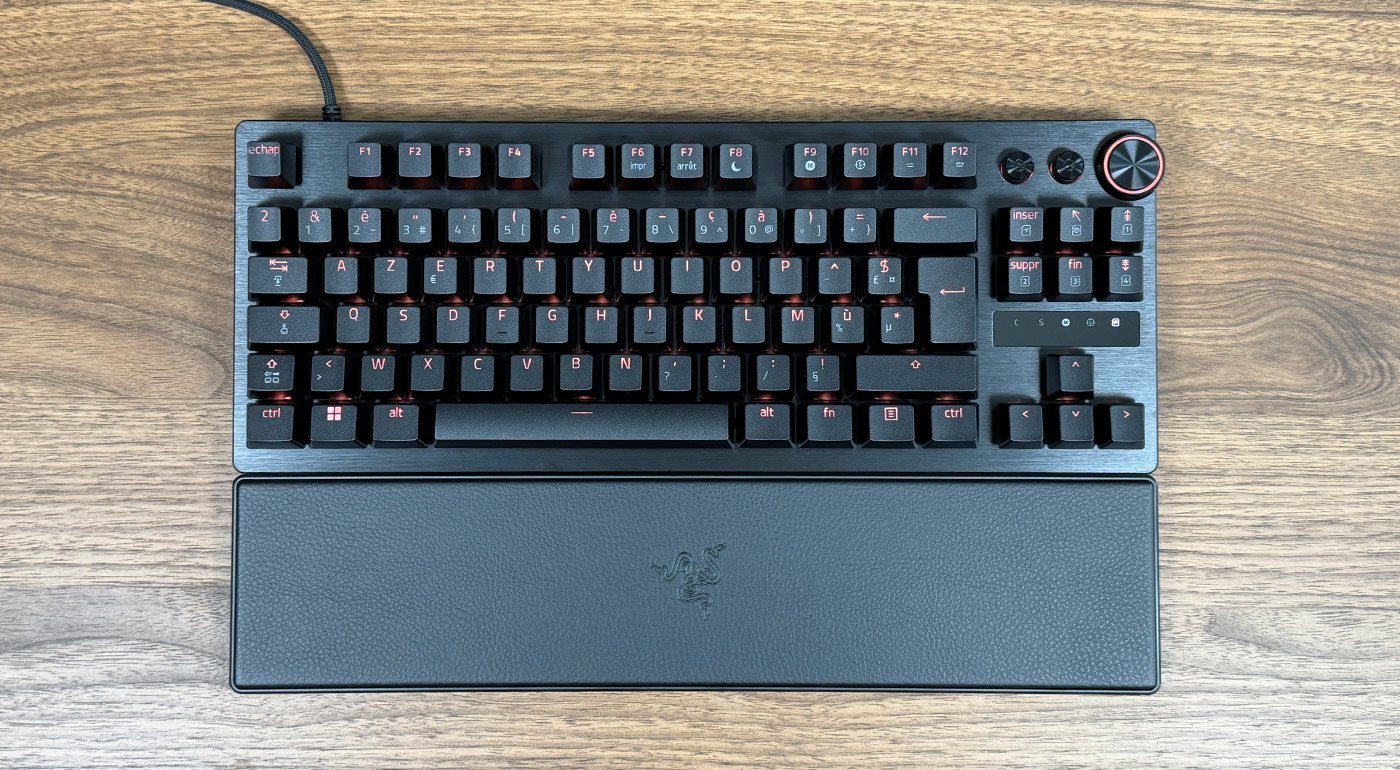 Le Huntsman V3 Pro TKL 8KHz est fourni avec un repose-poignets. ©Charles Gouin-Peyrot pour Clubic