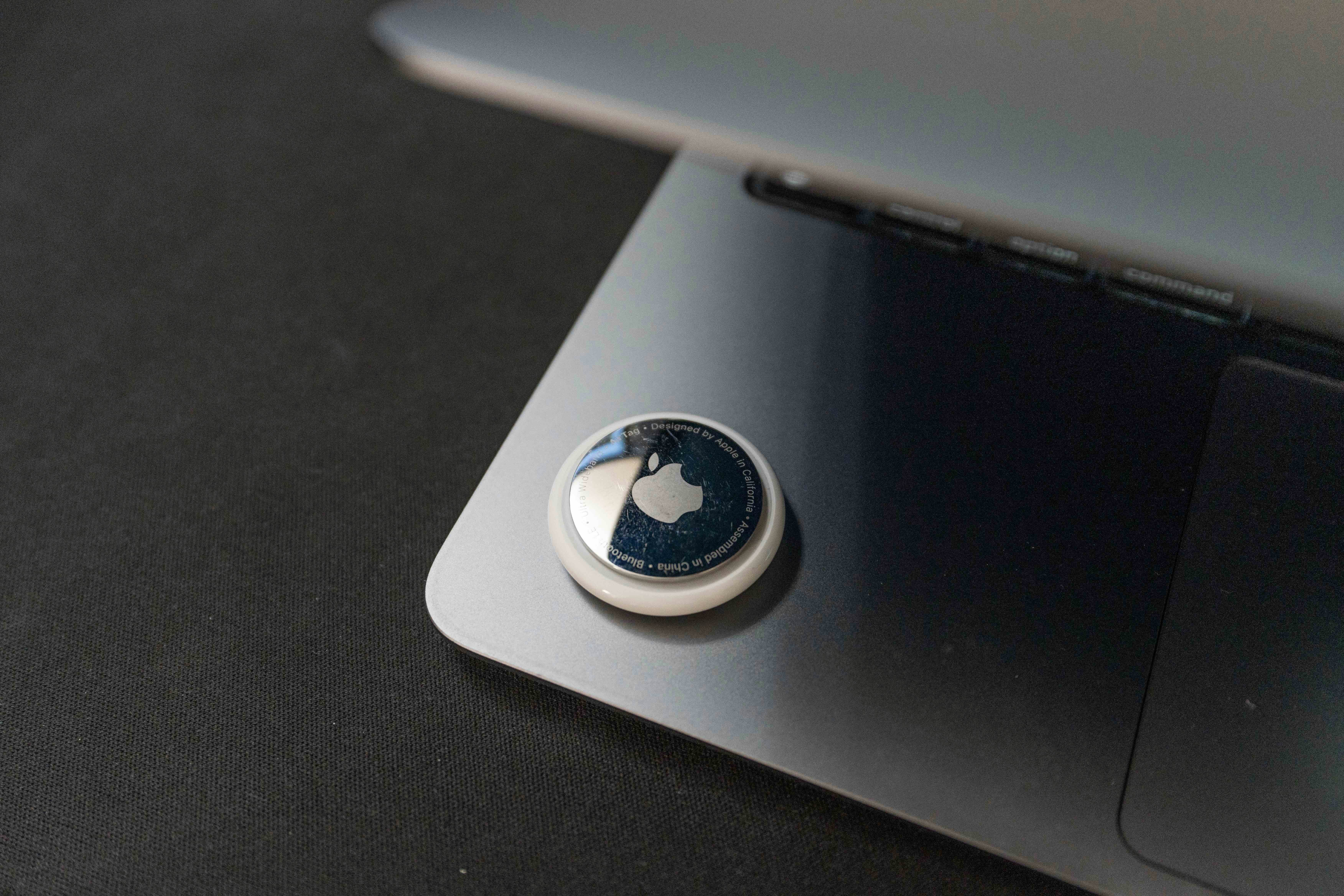 Les nouveaux AirTags redonnent signent de vie. © Shutterstock