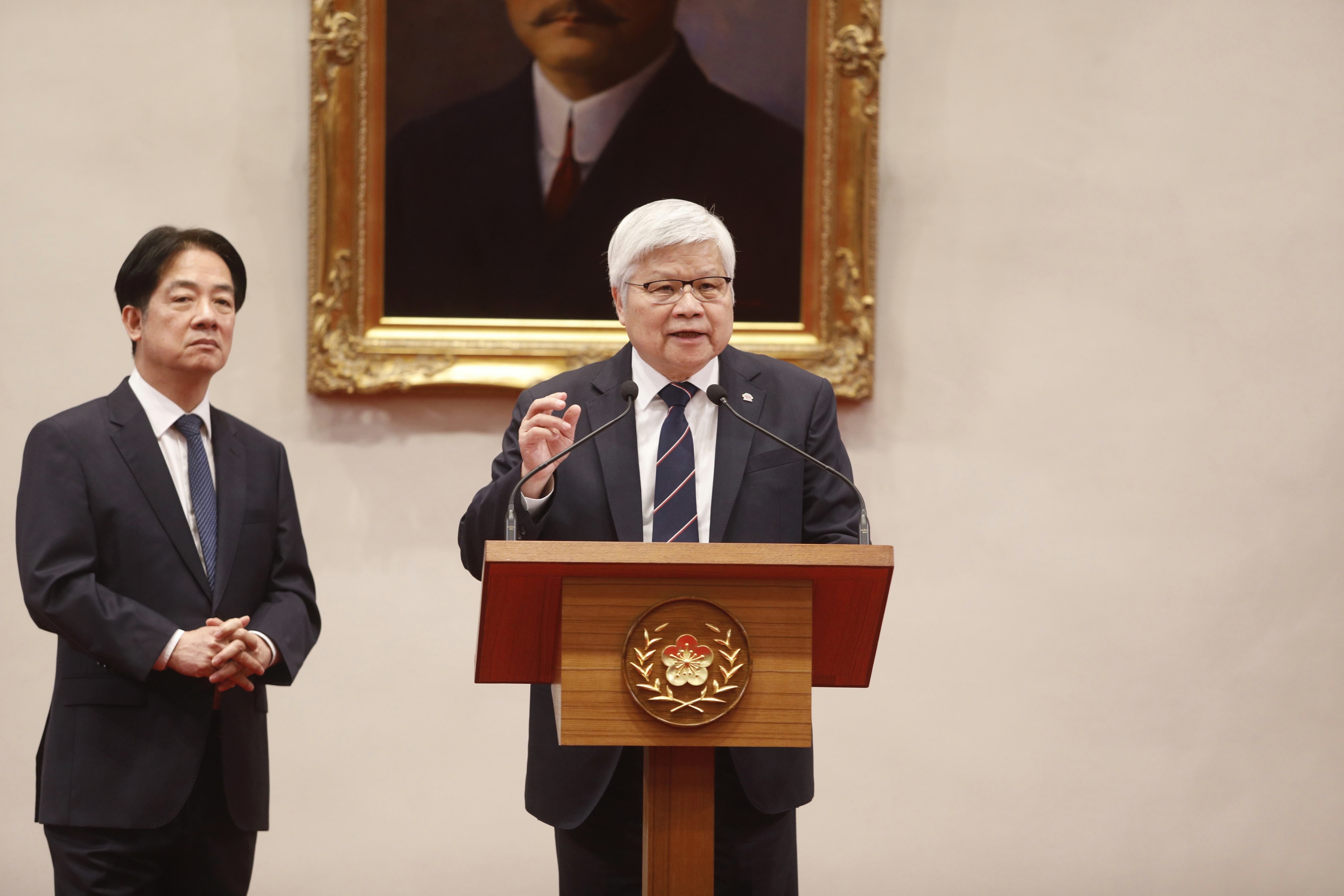 Le P.-D.G. de TSMC, C.C. Wei, aux côtés du président taïwanais lors d'une conférence de presse en mars 2025. © Shutterstock