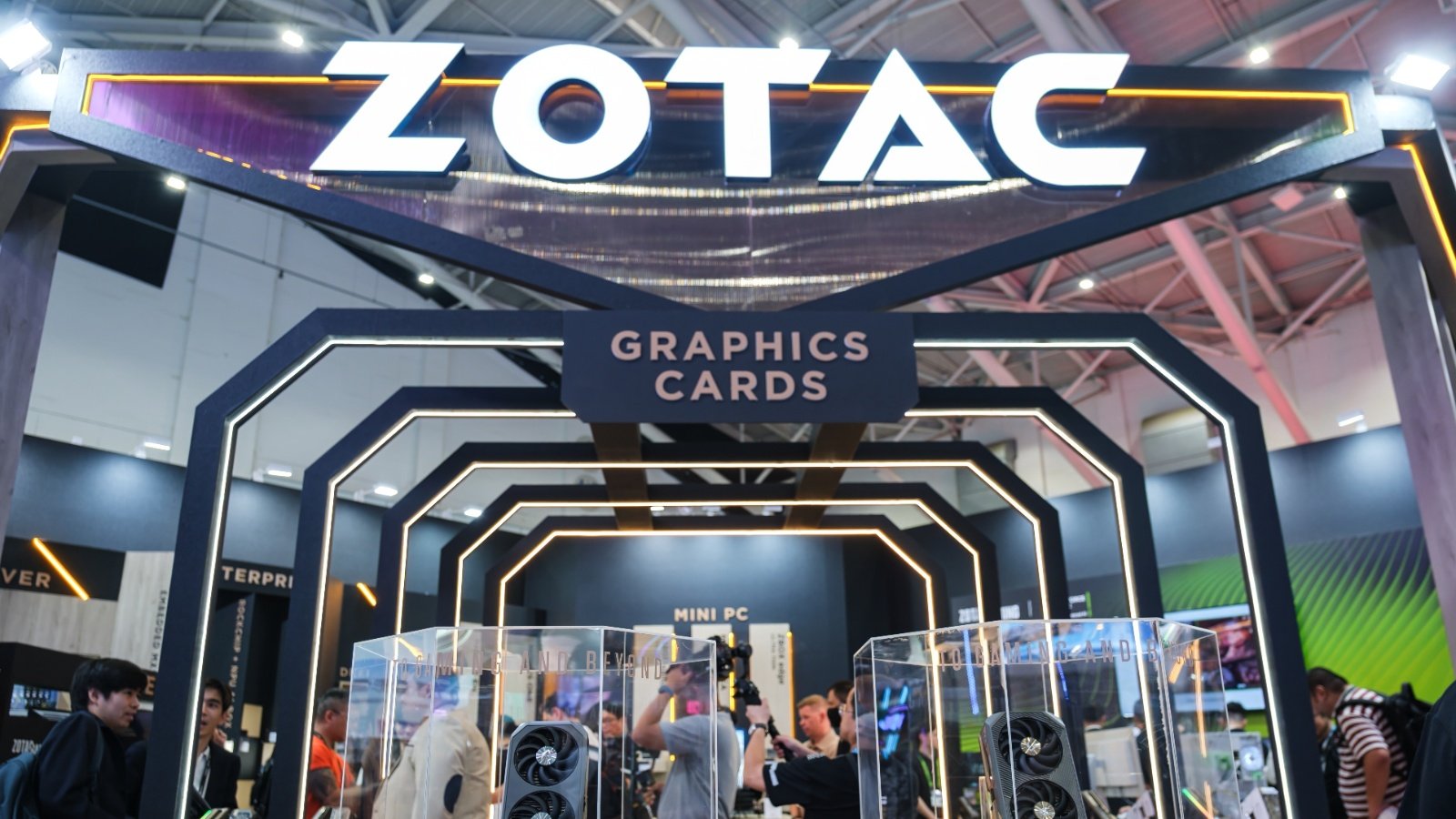 NVIDIA conçoit la puce graphique de la RTX 5090, la GB202, et vend une version maison de la carte, la Founders Edition. Les autres modèles sont assemblés par des fabricants partenaires, dont Zotac - ©PJ McDonnell / Shutterstock