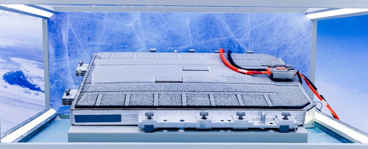 La batterie Naxtra de CATL délivre presque trois fois plus de puissance de décharge qu'une LFP équivalente à -30 °C, avec une alimentation stable jusqu'à -50 °C, et plus de 90 % de capacité conservée à -40 °C - Capture d'écran ©Mélina Loupia / CATL pour Clubic