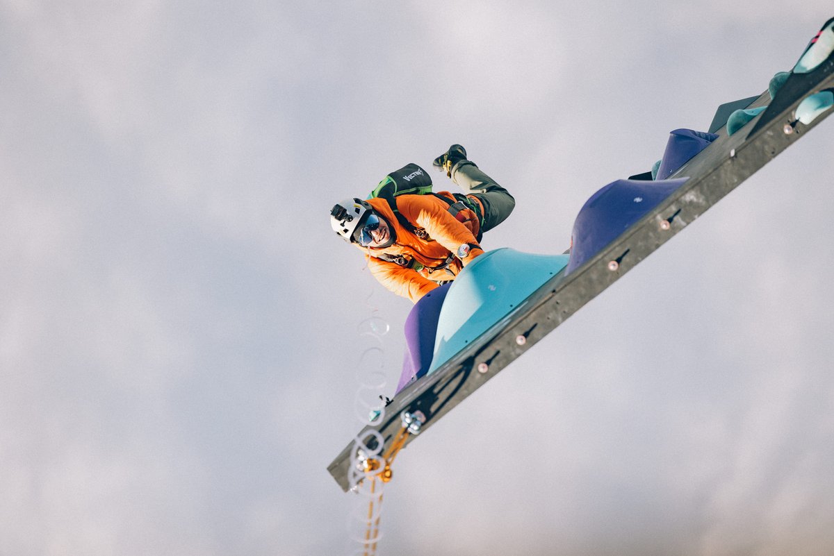 Le voici en pleine ascension, pris en photo depuis la montgolfière qui tracte son mur © Thomas Cerato