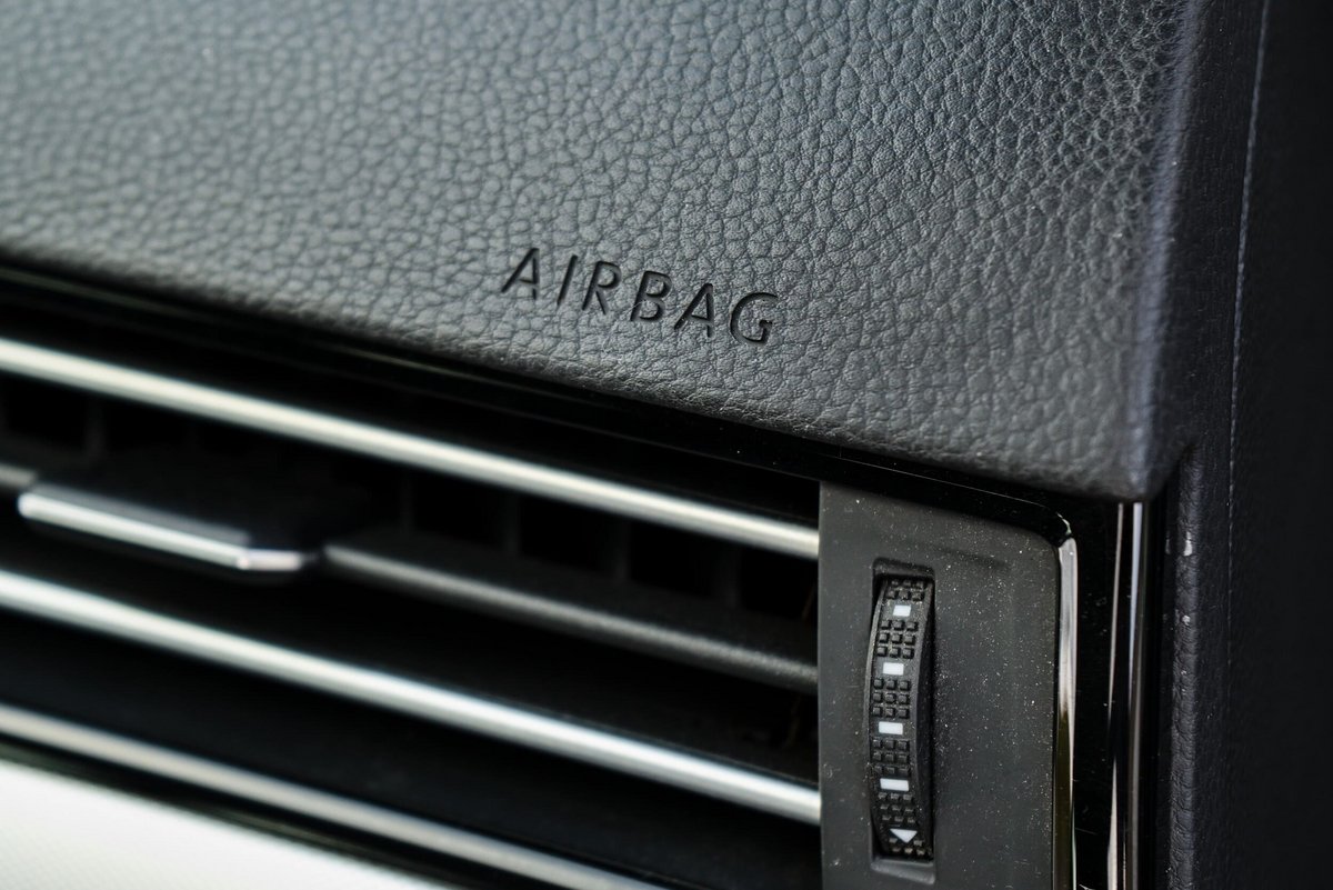 Nouvelles règles de sécurité automobile après le scandale des airbags Takata défectueux © Jakub Snabl / Shutterstock