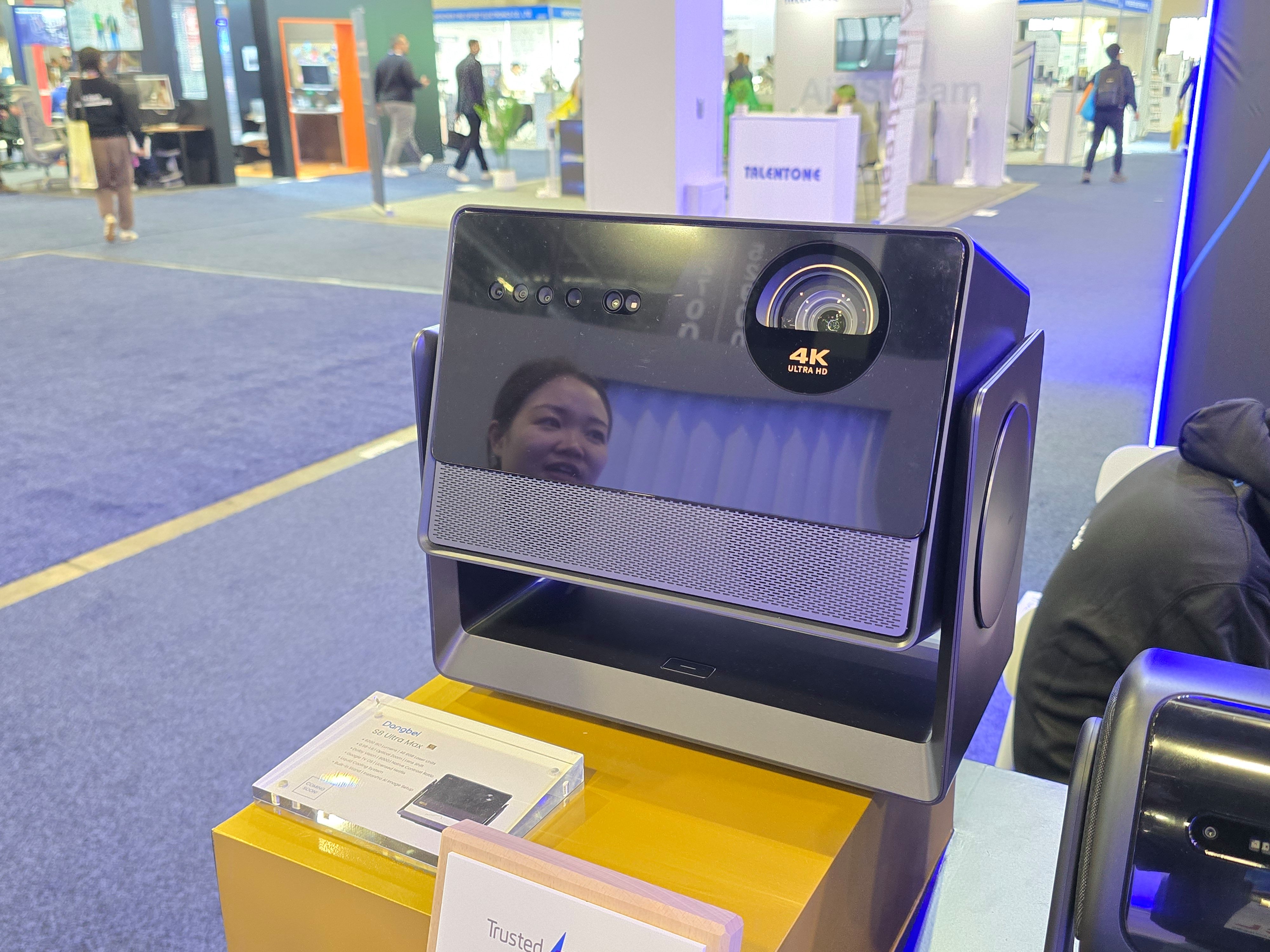 Le Dangbei S8 Ultra Max sur le stand de la marque lors du CES2026. © Matthieu Legouge