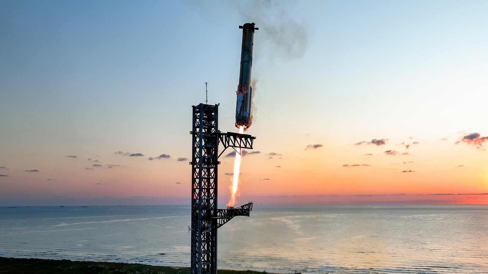 Lors du prochain vol de Starship, c'est l'étage supérieur, le vaisseau Ship, qui reviendra se faire attraper par les pinces géantes de la tour de lancement. ©SpaceX