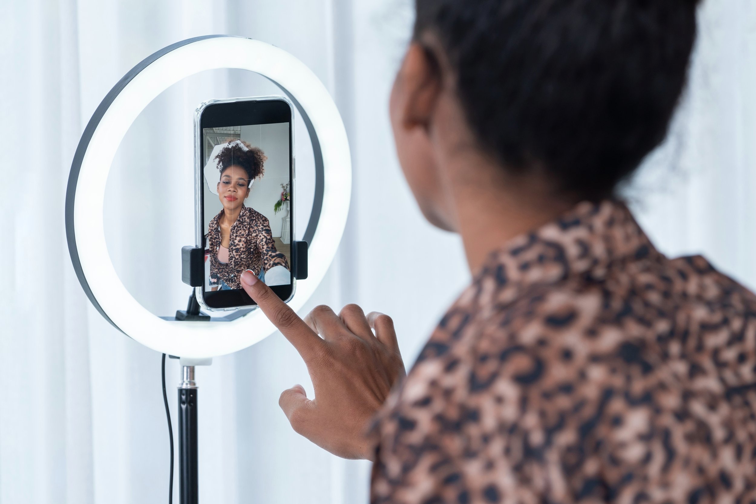 Une influenceuse en train de tourner son prochain contenu © Beautrium / Shutterstock