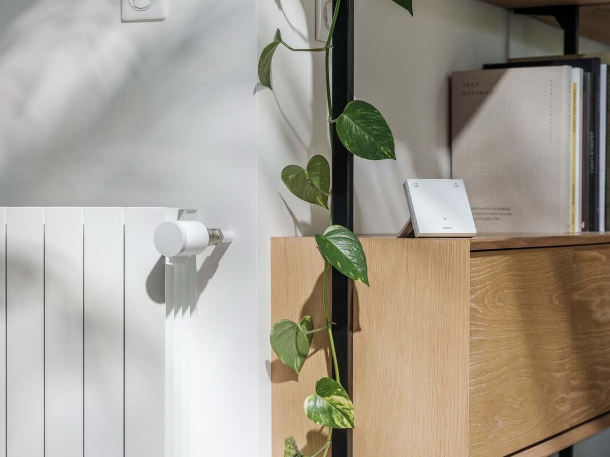 À gauche, la nouvelle tête thermostatique de Netatmo et, à droite, le nouveau thermostat connecté ORIGINAL. ©Netatmo