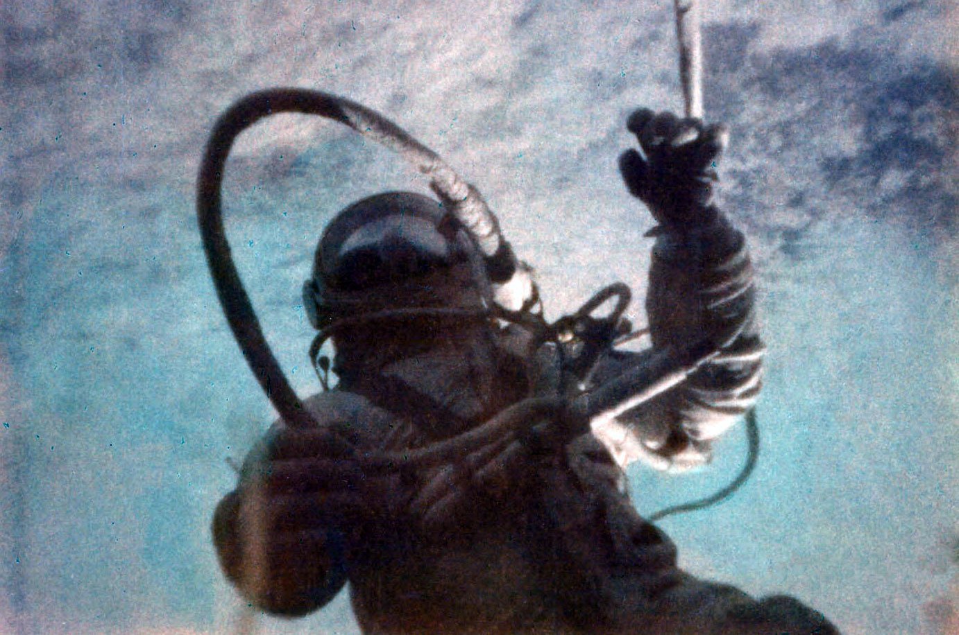 Le cosmonaute Alexeï Leonov dans les premières minutes de sa sortie spatiale. © N.A.